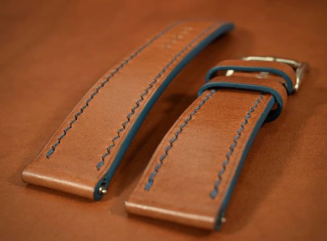 Surprise! I made this watch band too and you didn't even know it. This has been a really popular color combo this year. What's your favorite? -22mm/20mm taper chestnut buttero watch band
#contrasts #details #watchband #watchrepair #bespoke #customfit #saddlestitch #handmade #leather #Italianleather #frenchleather