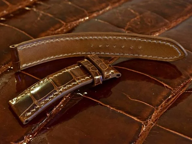 Peanut glazed alligator watch band, lined with Tannery Haas barenia calf.
#leathercraft #leathergoods #luxuryleather #saddlestitch #alligator #watchrepair #watchband #heirloom #homage #tribute #keepsake