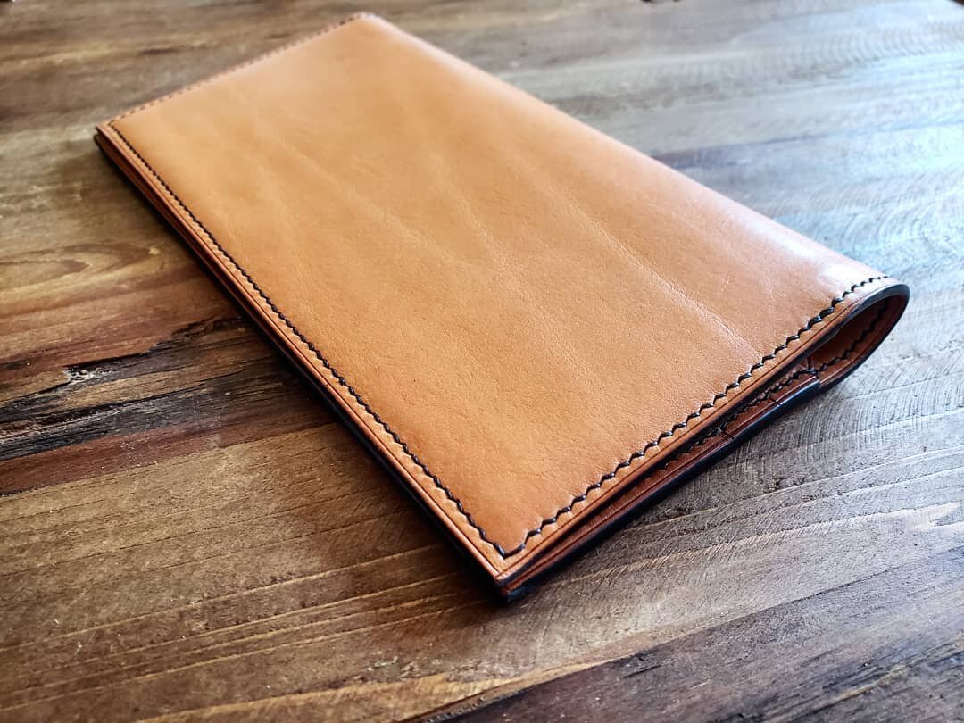 Another long wallet that will be hitting the stock section of my website soon

#leather #leatherwallet #fineleather #accessories #refined #simple #traditional