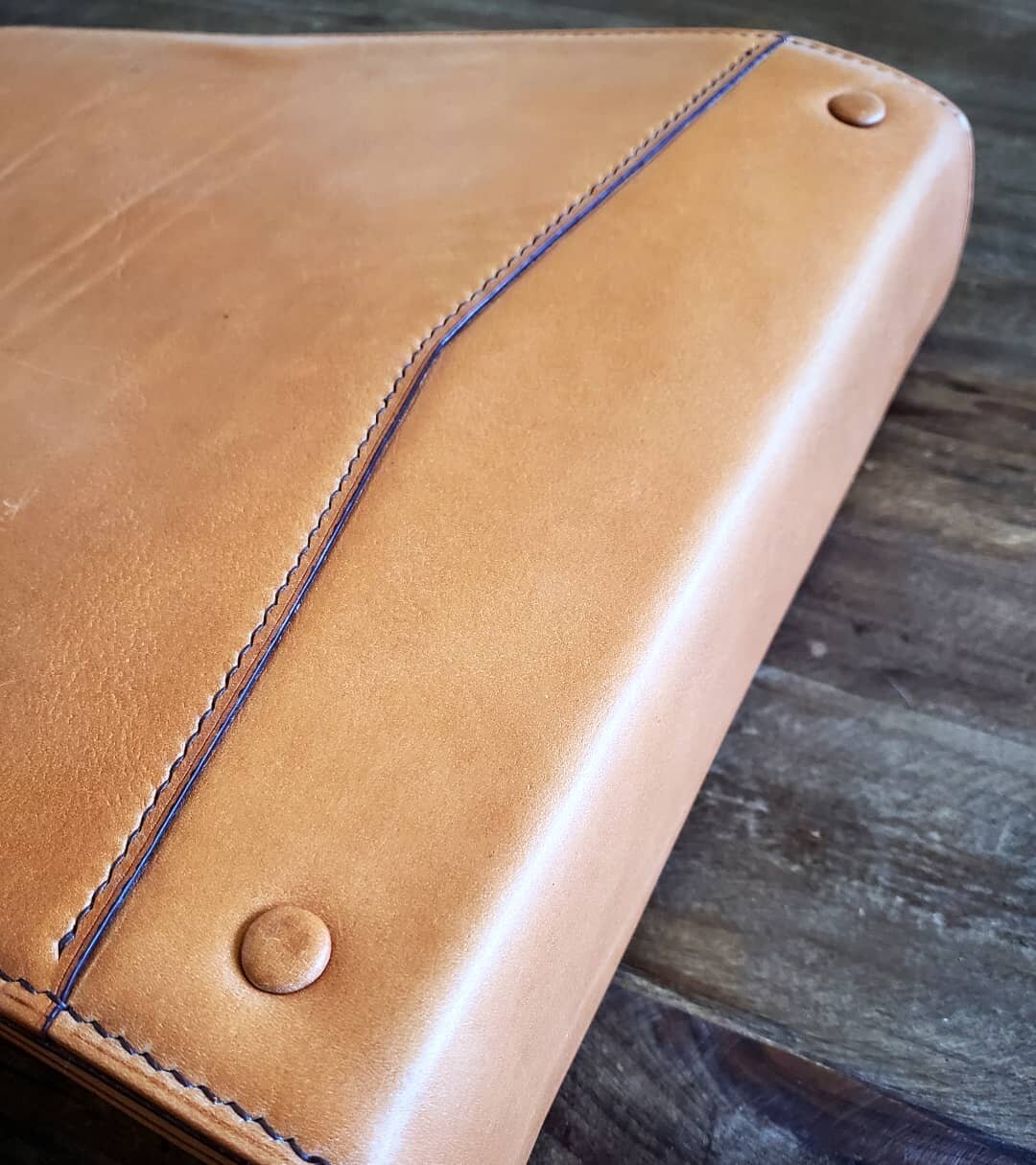 Gotta love rivets wrapped in leather. It's a detail that impacts the overall look more than you'd think. 

#rivets #details #attentiontodetail #accent #cohesive #littlethings #handcrafted #smallbusiness #natural #grain #fullgrain #leather #leatherwor