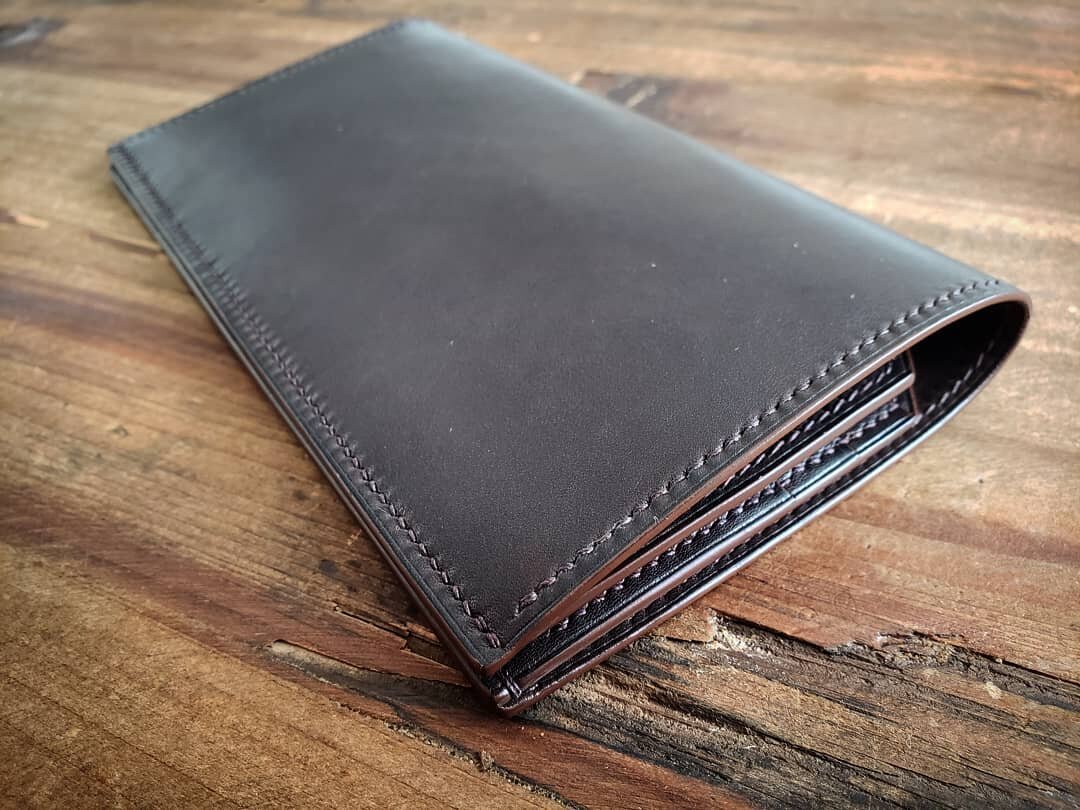 I'm long over due to update inventory on my website, but this long wallet in dark brown French calf will be making its way there soon.  You have to feel this leather for yourself to believe it. 

DM if interested.

#buttery #smooth #finegrain #french
