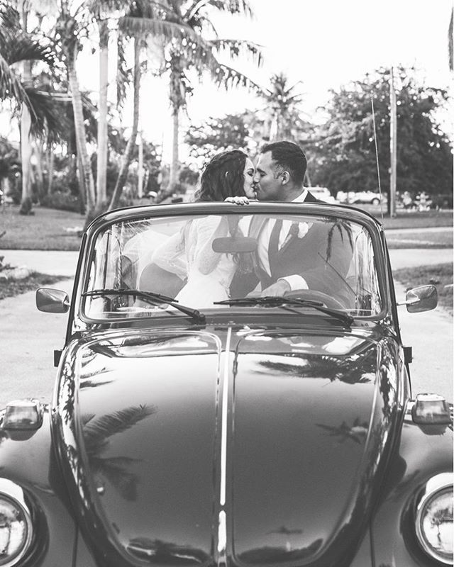 My family used to punch each other in the arm 🤜🏽 when we saw a VW bug...I think these two&rsquo;s idea is better 😘 💋 .
.
.
.
#weddinglegends #theknot #greenweddingshoes #gws #stylemepretty #100layercake #weddingchicks #ruffledblog #junebugwedding