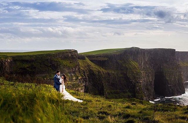 One year ago this week, I was lucky enough to capture this moment on The Emerald Isle 😍 what a divine set-up! .
.
.
.
.
.
.
.
#weddinglegends #theknot #greenweddingshoes #gws #stylemepretty #100layercake #weddingchicks #ruffledblog #junebugweddings 