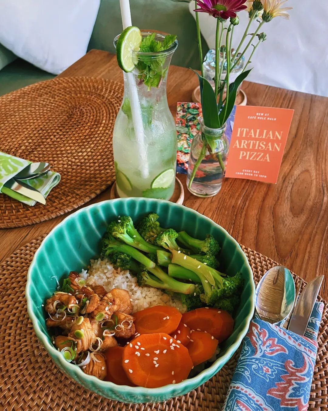 Light lunch with a Teriyaki Chicken bowl 😋 and our guest fav Limeade.

#mulemalu #staytropical #lunch #healthyfood