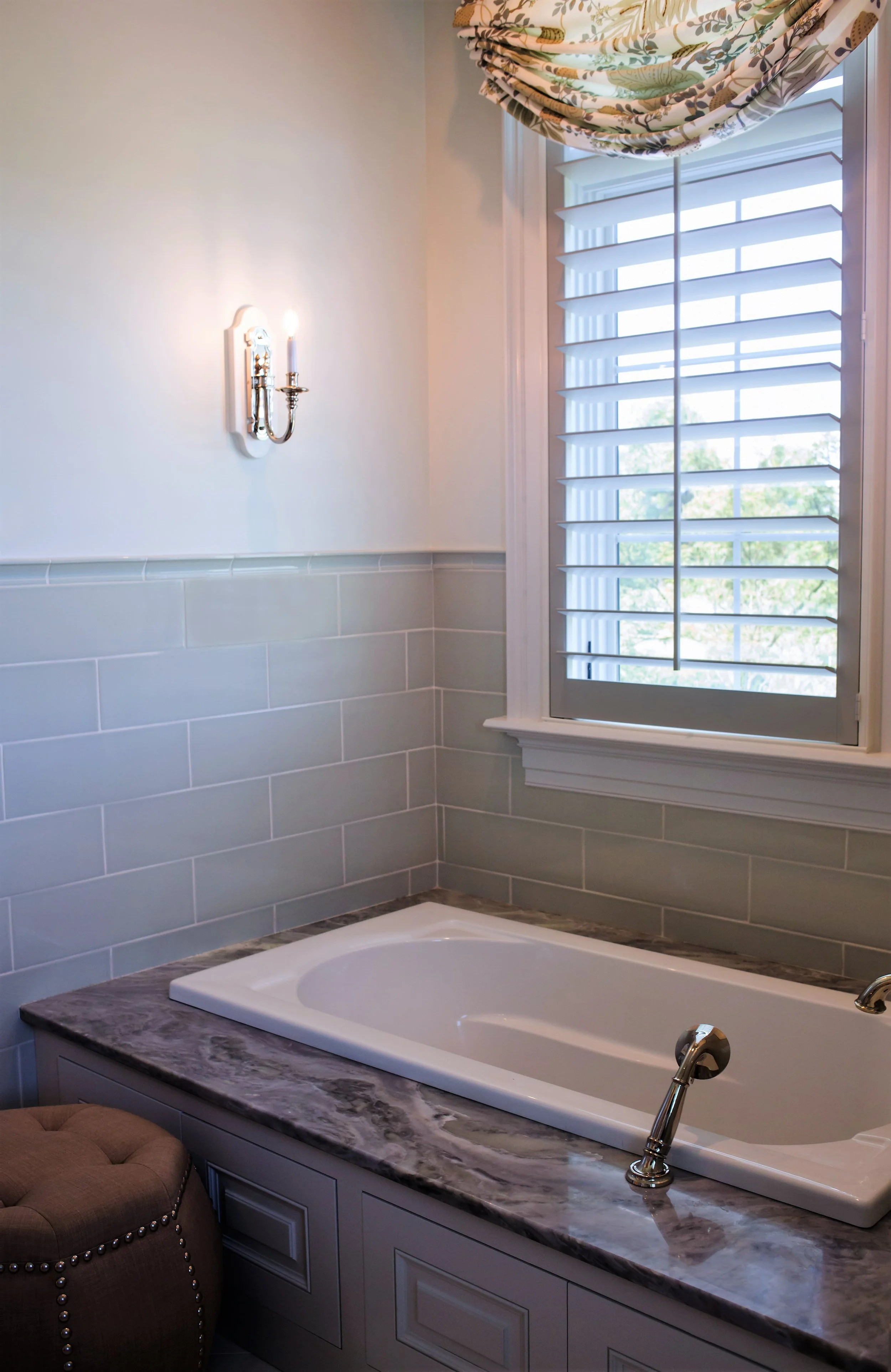 ellebrightdesigns.celadontile.masterbathroom.bathtub