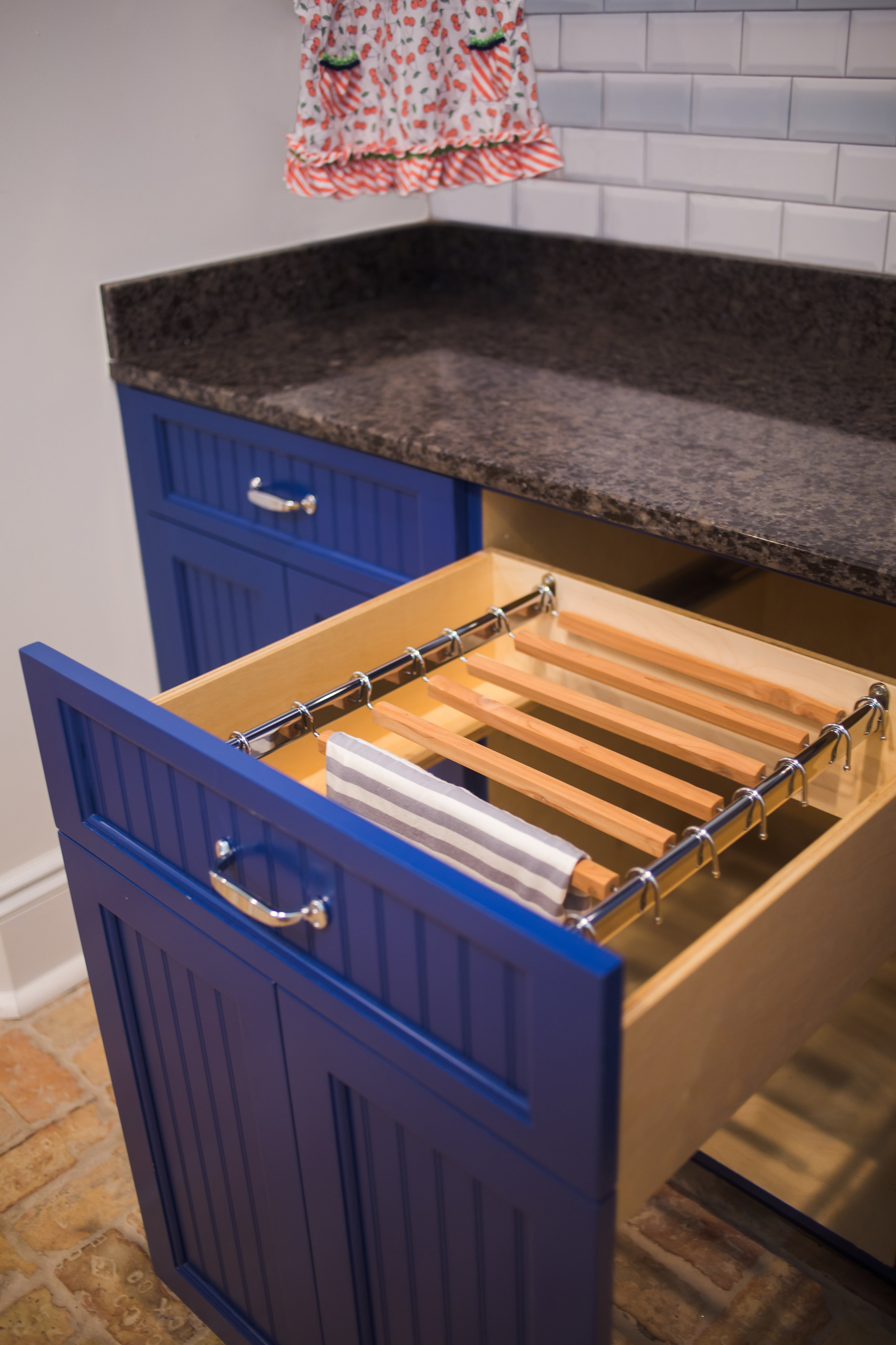 ellebrightdesigns.bluelaundryroom.pulloutdryingrack