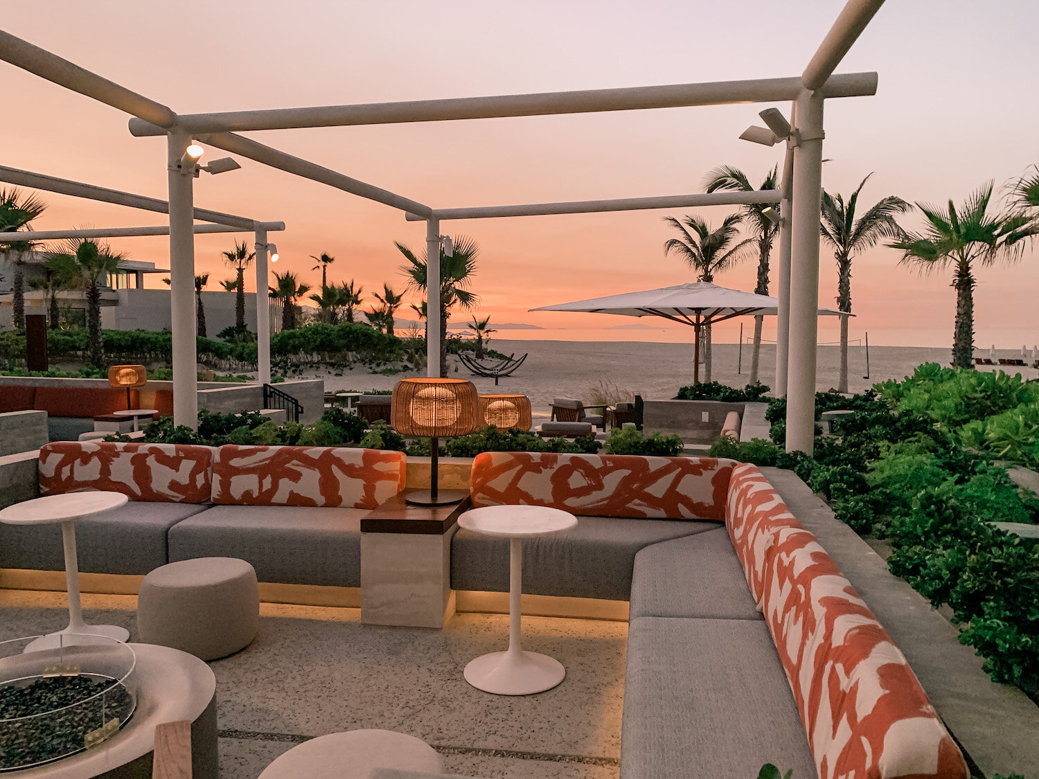 four-seasons-los-cabos-milos-lounge.jpg