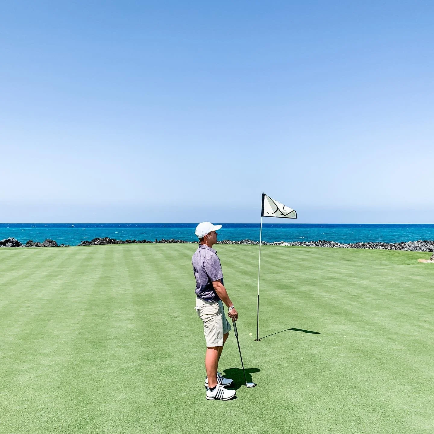 ✨Just booked✨ @fshualalai for client vacations in January, February, March, and April.

🔮 Did you know&hellip; He just missed the putt, but who cares! Look at that view 😍

💎 Don&rsquo;t miss&hellip; Only Four Seasons Hualalai guests and members ha