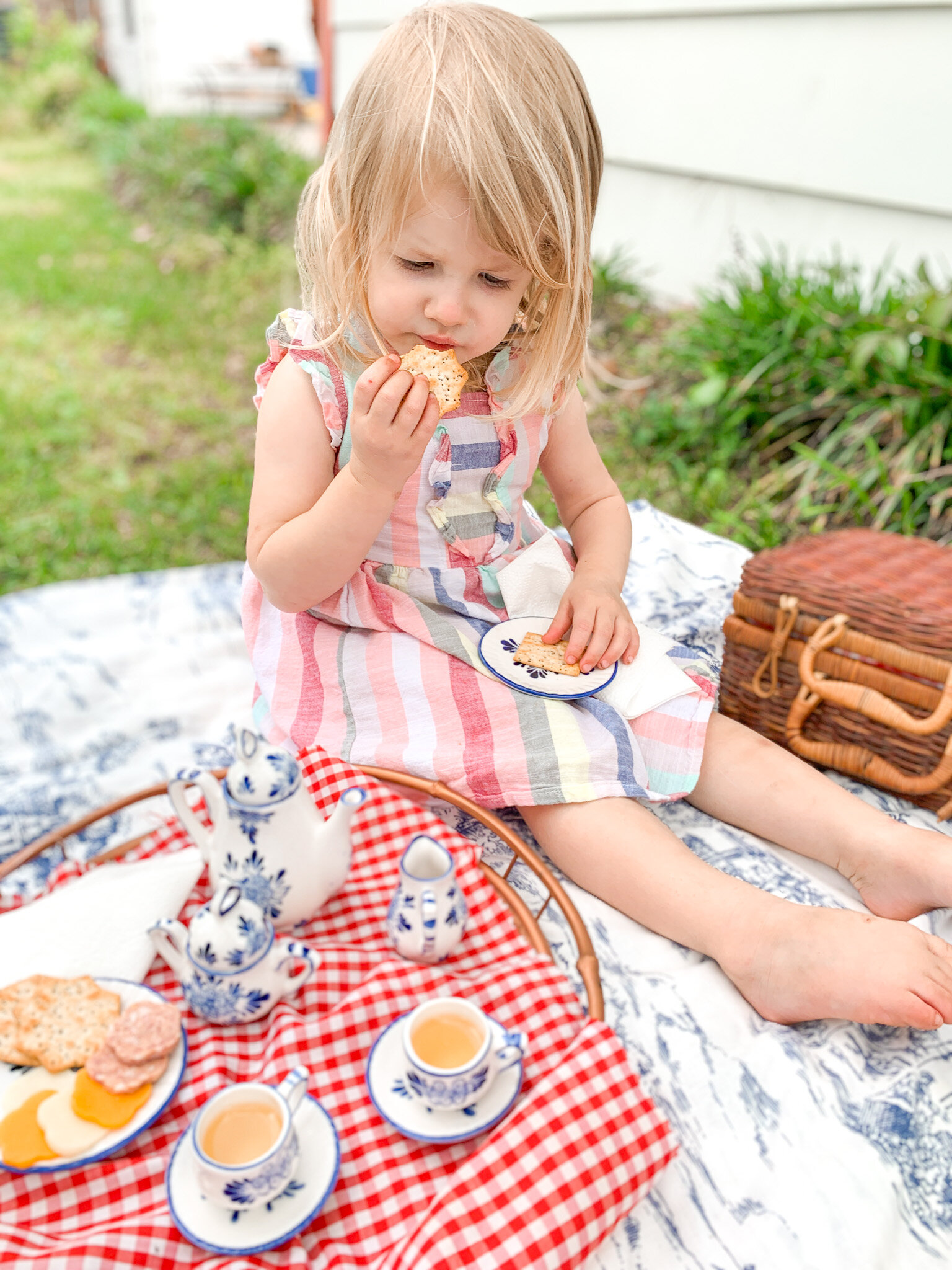 How to Throw a Cheerful and Adorable Vintage Tea Party Picnic