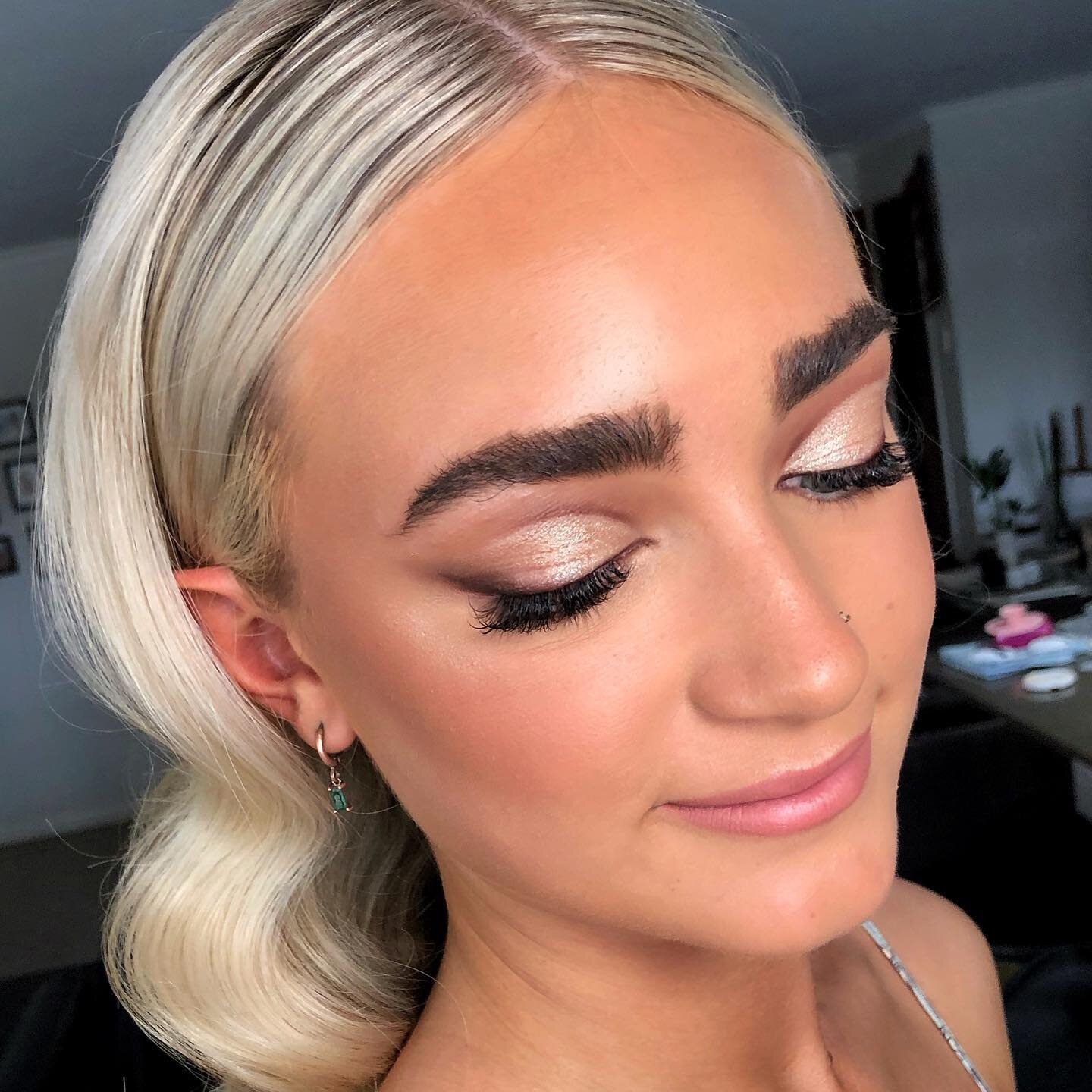 Formal Fun 🖤
&bull;
One of this year formal makeups.. it is always fun creating something different for these girls!
&bull;
Skin perfection using @stilacosmetics Stay all Day foundie set with @lauramercier loose powder.. my fave combo!
&bull;
#forma