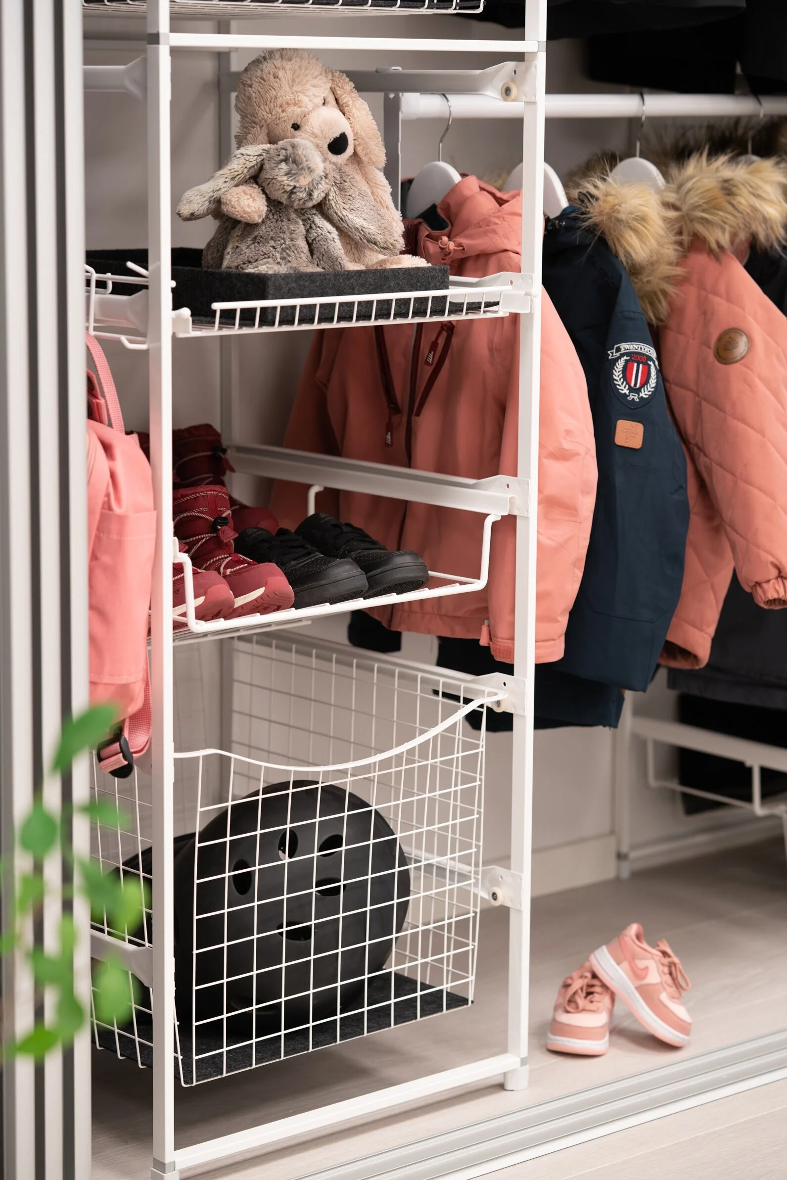 5 ENKLE STEG FOR EN BARNEVENNLIG GARDEROBE
