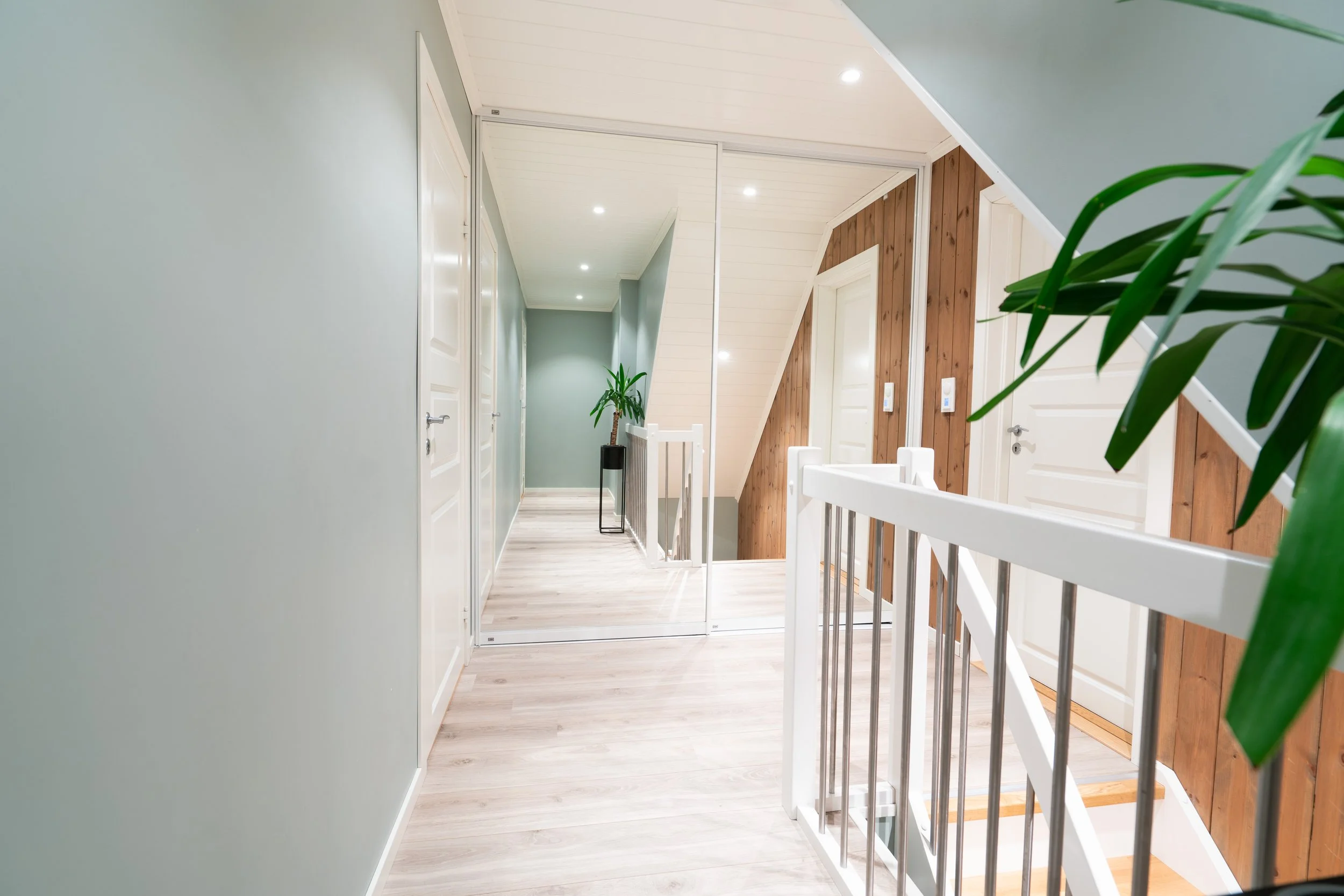 Slik får du skyvedørsgarderobe for under kr. 10 000; - dette er modellene du skal velge