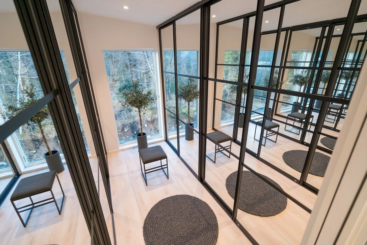 Skyvedørsgarderobe til store takhøyder