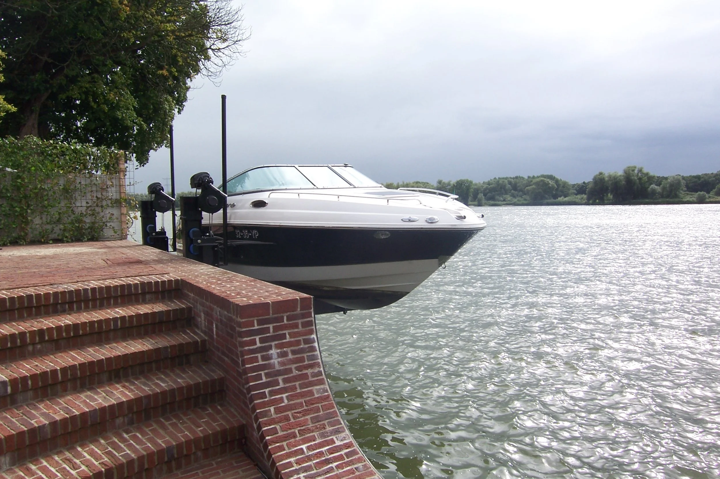 Elevator 90º boat lift, boat lift, boathouse lift, bootlift, boot lift, boatlifting systems, bootslift, schiffshebewerk, bådehus lift, båd elevatorer, båd lift, elevador marítimo, boatlift