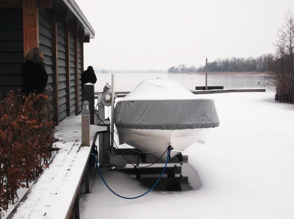 Single post elevator, boat lift, boathouse lift, bootlift, boot lift, boatlifting systems, bootslift, schiffshebewerk, bådehus lift, båd elevatorer, båd lift, elevador marítimo, boatlift