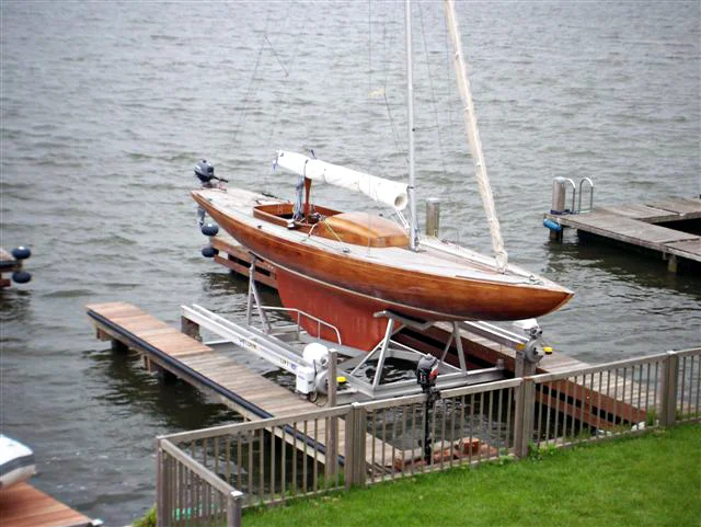 boat lift, boathouse lift, bootlift, boot lift, boatlifting systems, bootslift, schiffshebewerk, bådehus lift, båd elevatorer, båd lift, elevador marítimo, boatlift, elevador de barcos