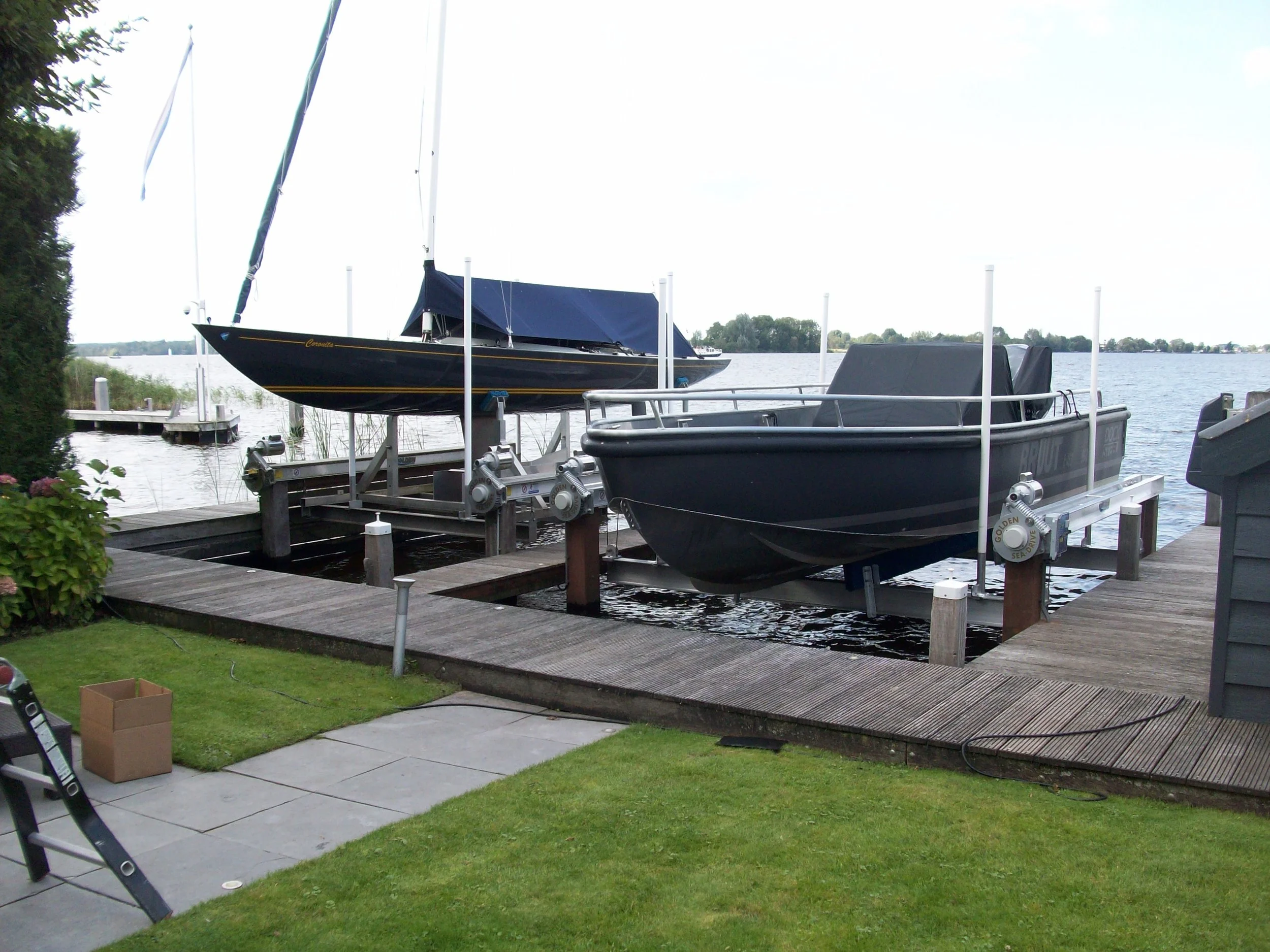 boat lift, boathouse lift, bootlift, boot lift, boatlifting systems, bootslift, schiffshebewerk, bådehus lift, båd elevatorer, båd lift, elevador marítimo, boatlift, elevador de barcos