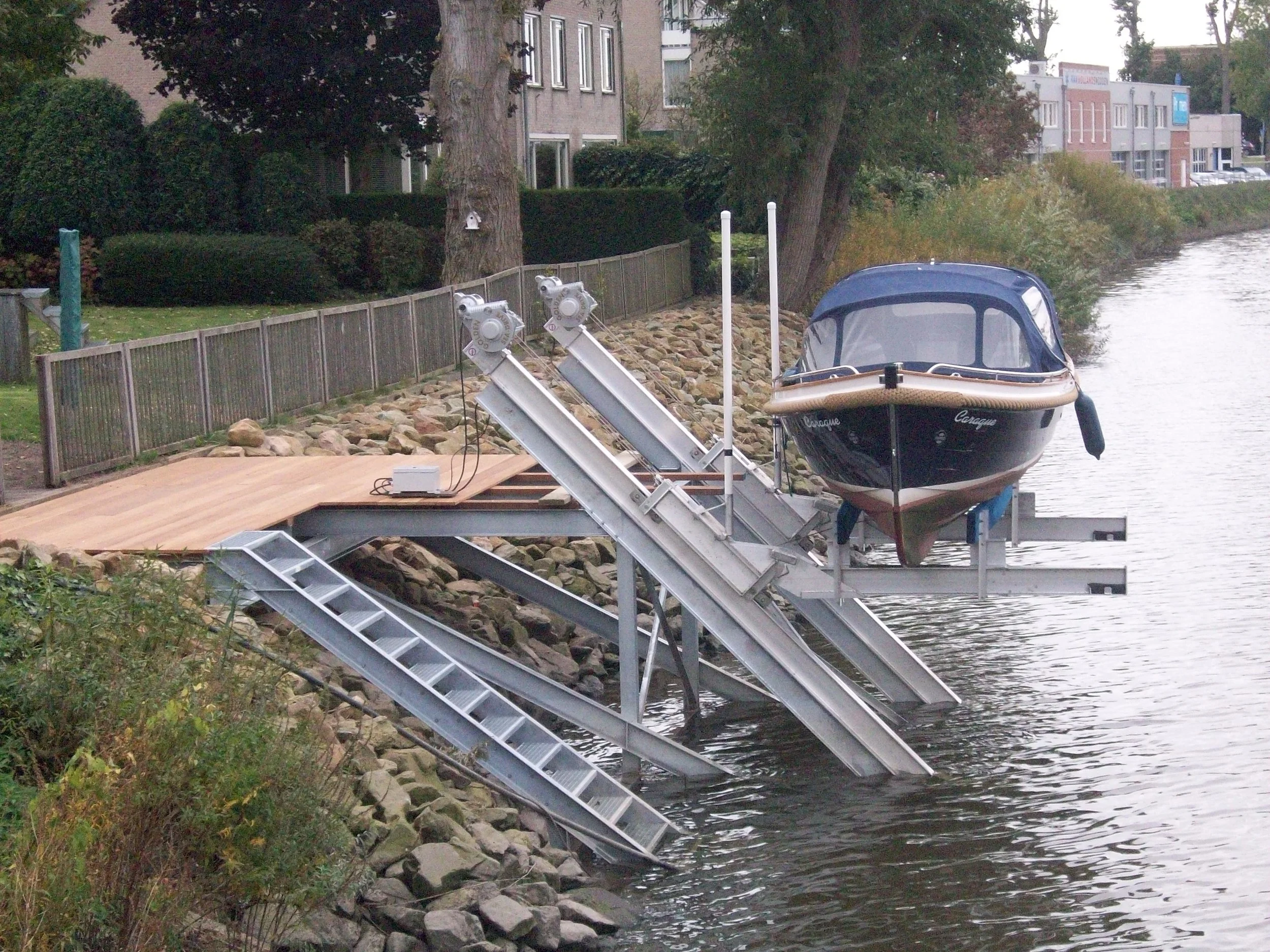 boat lift, boathouse lift, bootlift, boot lift, boatlifting systems, bootslift, schiffshebewerk, bådehus lift, båd elevatorer, båd lift, elevador marítimo, boatlift, elevador de barcos