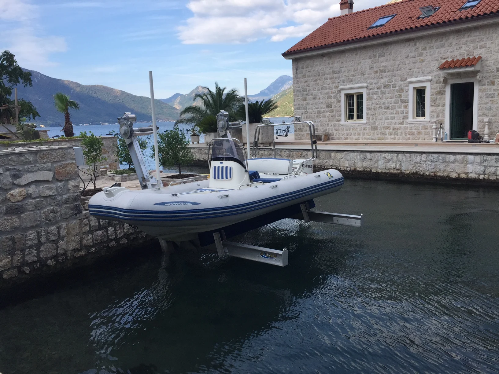 boat lift, boathouse lift, bootlift, boot lift, boatlifting systems, bootslift, schiffshebewerk, bådehus lift, båd elevatorer, båd lift, elevador marítimo, boatlift, elevador de barcos