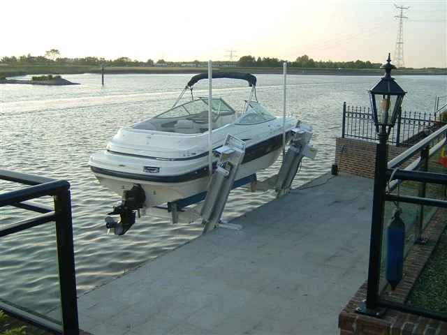 boat lift, boathouse lift, bootlift, boot lift, boatlifting systems, bootslift, schiffshebewerk, bådehus lift, båd elevatorer, båd lift, elevador marítimo, boatlift, elevador de barcos