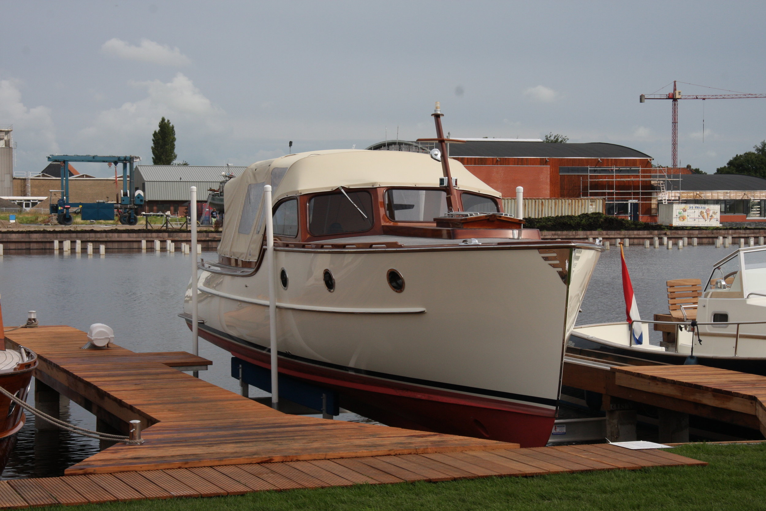 boat lift, boathouse lift, bootlift, boot lift, boatlifting systems, 4-post, bootslift, schiffshebewerk, bådehus lift, båd elevatorer, båd lift, elevador marítimo, boatlift, elevador de barcos