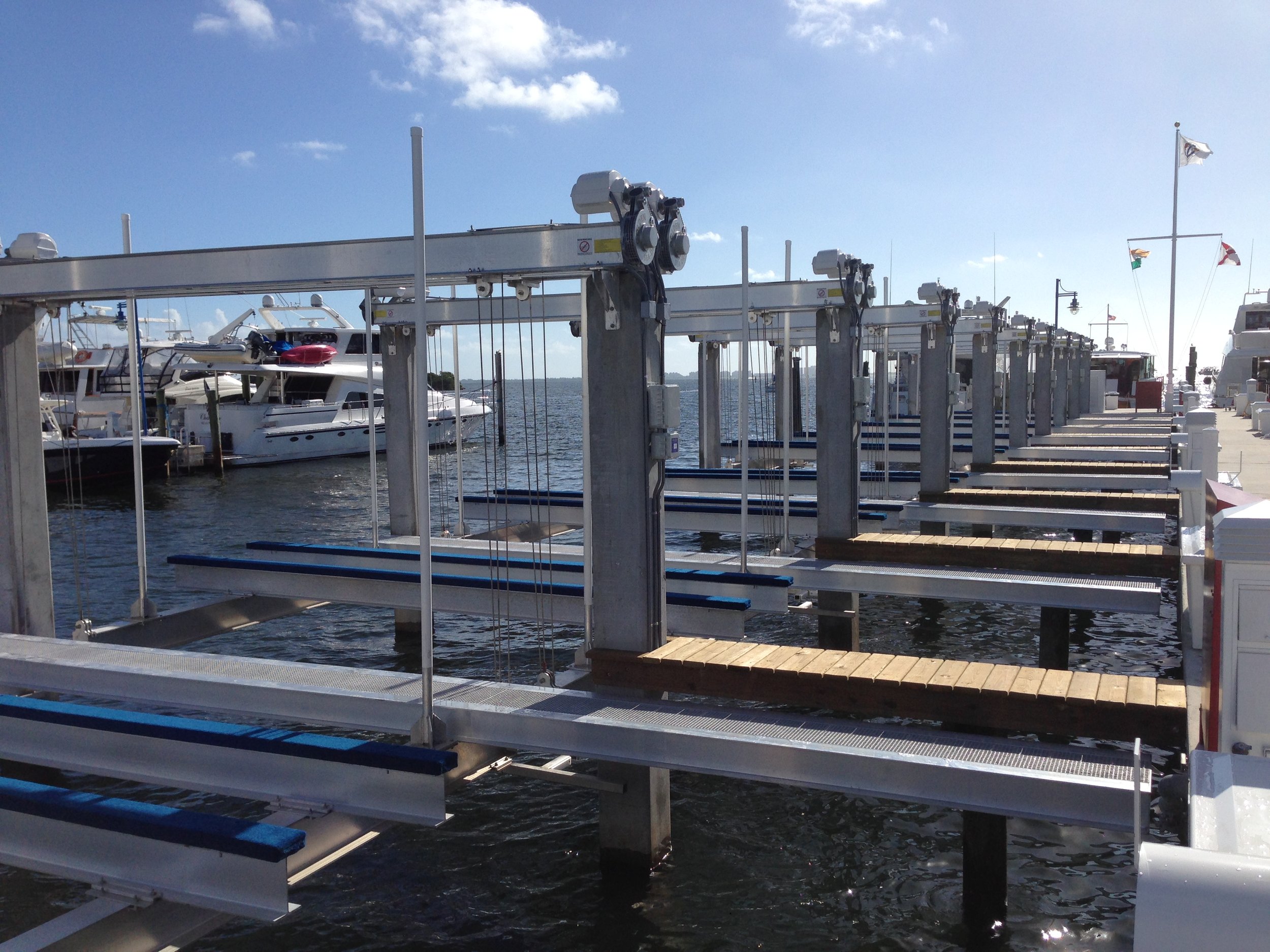 Marina bootlift, boat lift, boathouse lift, bootlift, boot lift, boatlifting systems, 4-post, bootslift, schiffshebewerk, bådehus lift, båd elevatorer, båd lift, elevador marítimo, boatlift