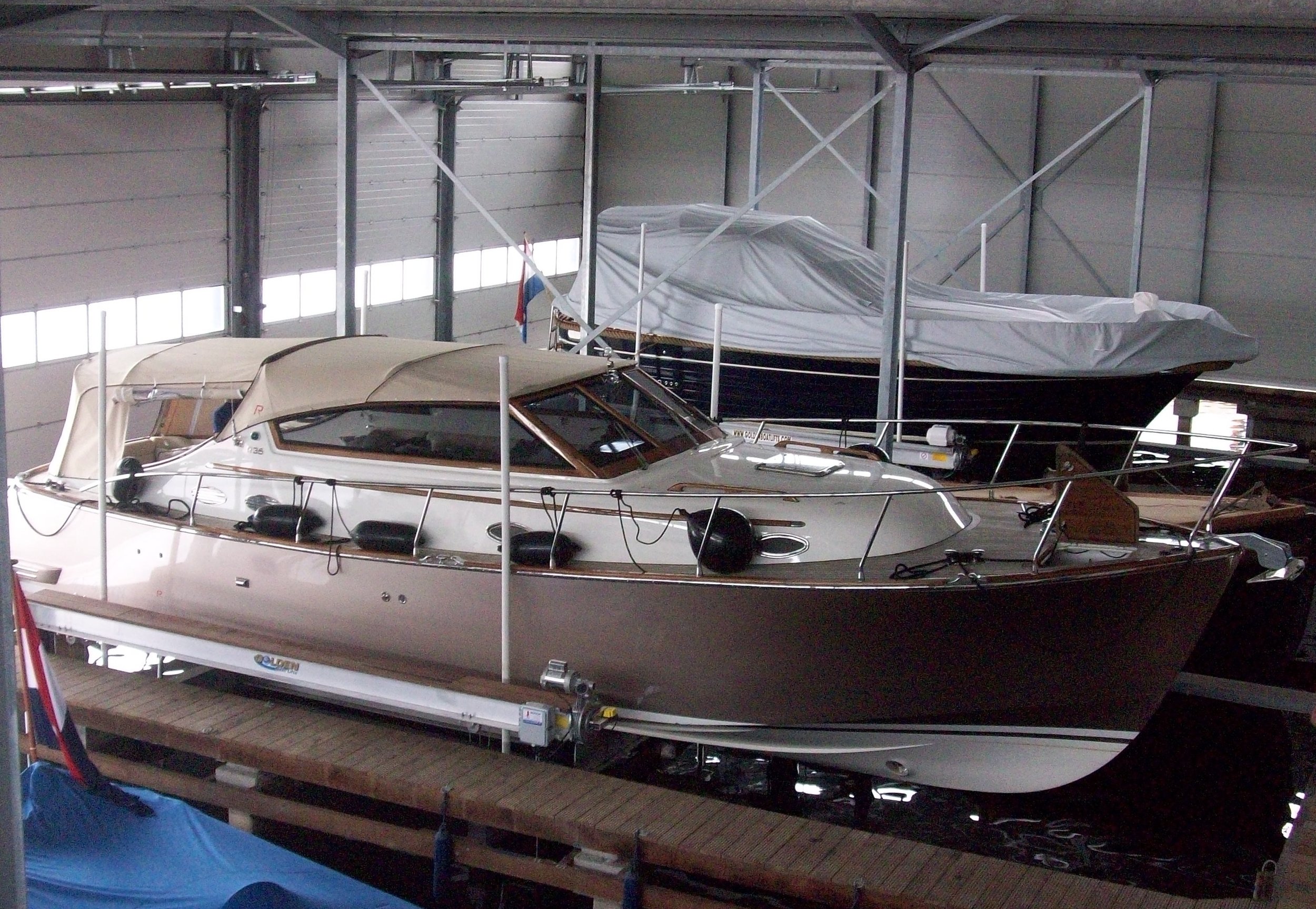 boat lift, boathouse lift, bootlift, boot lift, boatlifting systems, 4-post, bootslift, schiffshebewerk, bådehus lift, båd elevatorer, båd lift, elevador marítimo, boatlift, elevador de barcos