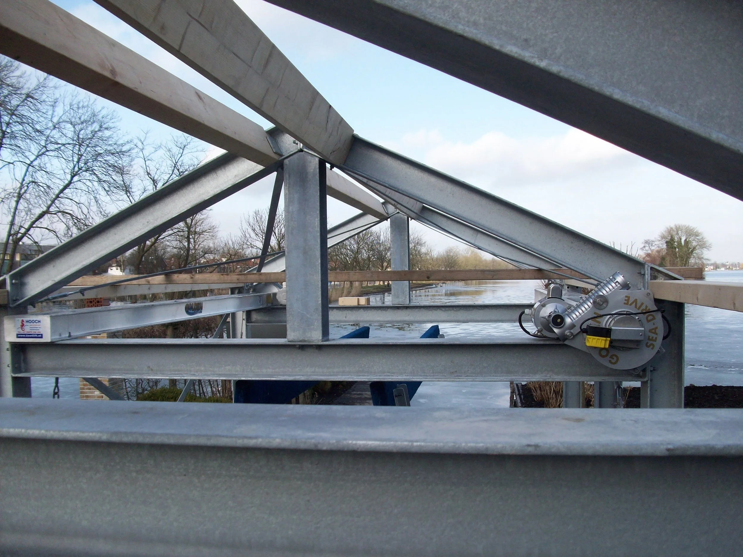 4-post sea-drive boatlift installed in the structure of a boathouse.