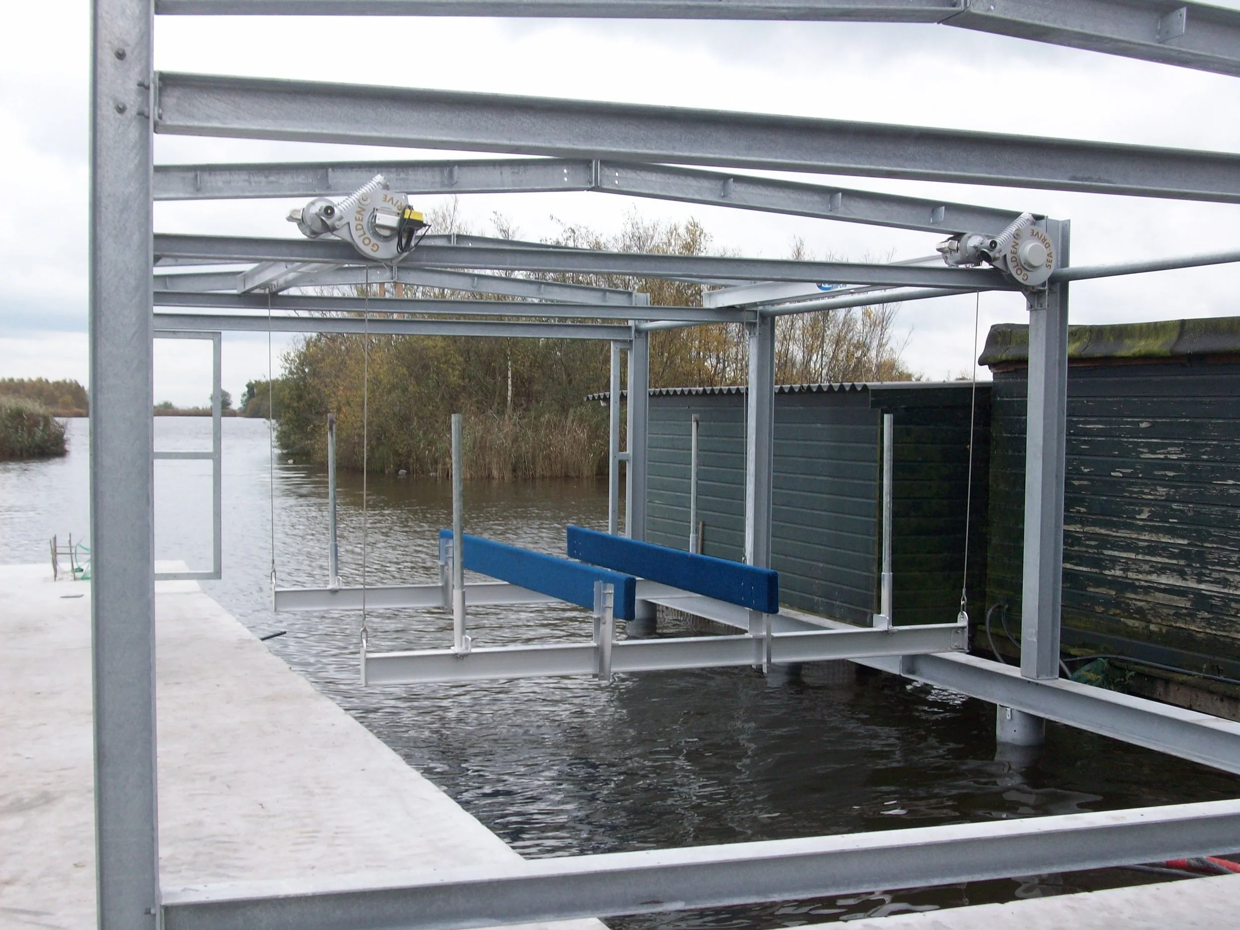 boat lift, boathouse lift, bootlift, boot lift, boatlifting systems, bootslift, schiffshebewerk, bådehus lift, båd elevatorer, båd lift, elevador marítimo, boatlift, elevador de barcos