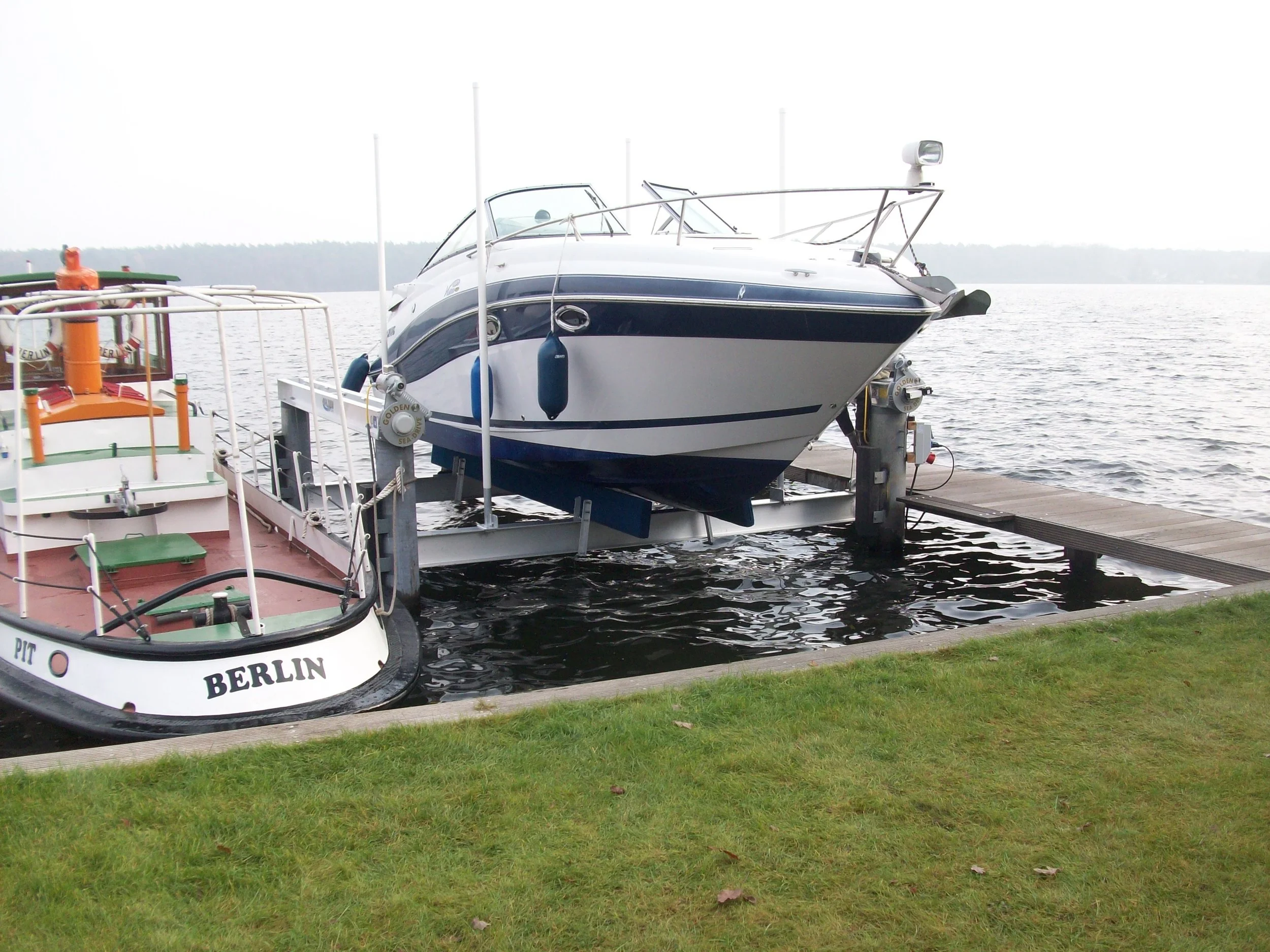 boat lift, boathouse lift, bootlift, boot lift, boatlifting systems, bootslift, schiffshebewerk, bådehus lift, båd elevatorer, båd lift, elevador marítimo, boatlift, elevador de barcos