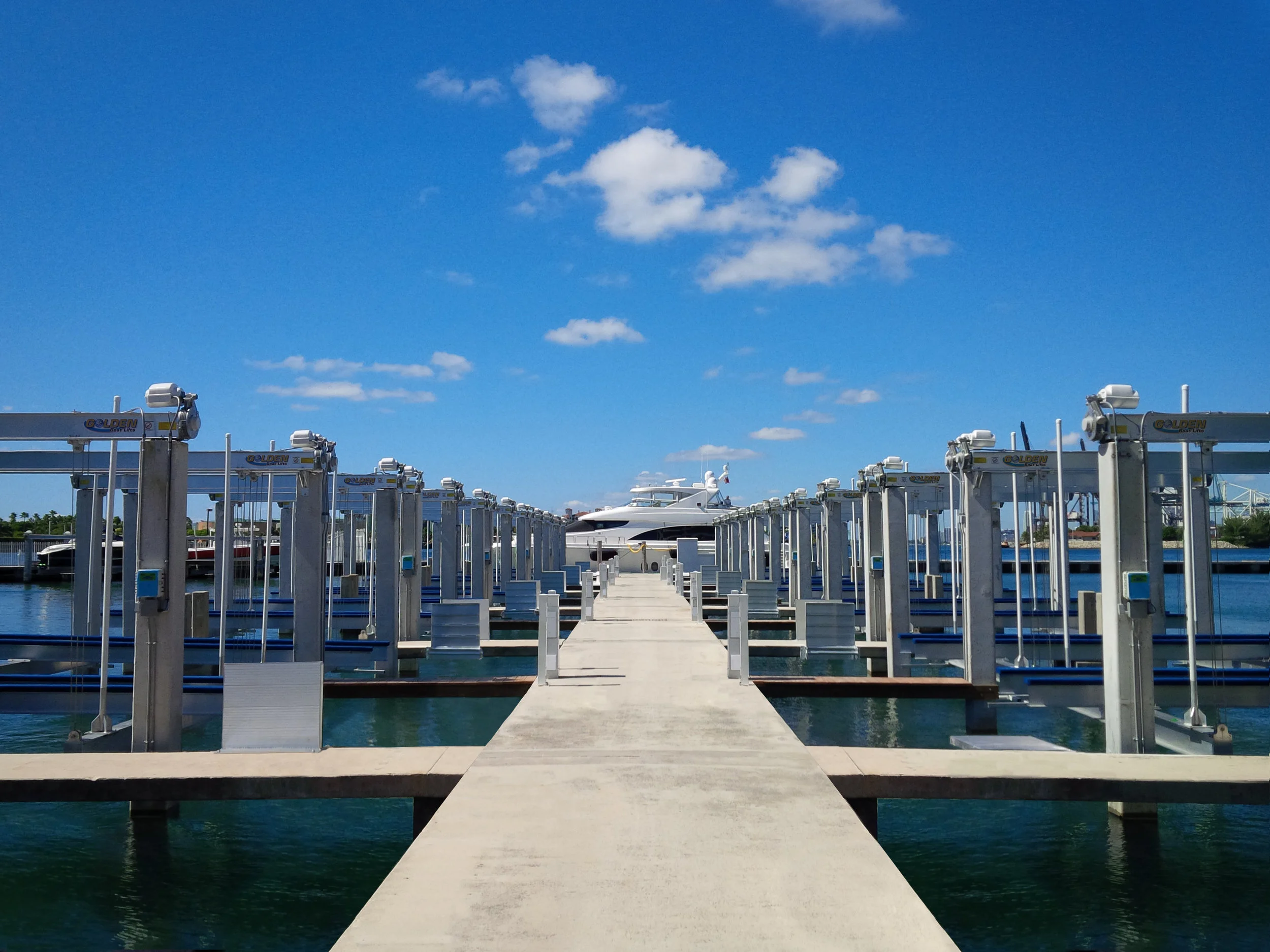 Marina boat lift, boathouse lift, bootlift, boot lift, boatlifting systems, bootslift, schiffshebewerk, bådehus lift, båd elevatorer, båd lift, elevador marítimo, boatlift, elevador de barcos