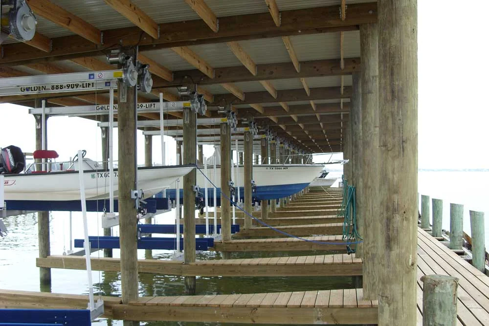 Boathouse boatlifts in a marina, boat lift, boathouse lift, bootlift, boot lift, boatlifting systems, bootslift, schiffshebewerk, bådehus lift, båd elevatorer, båd lift, elevador marítimo, boatlift,