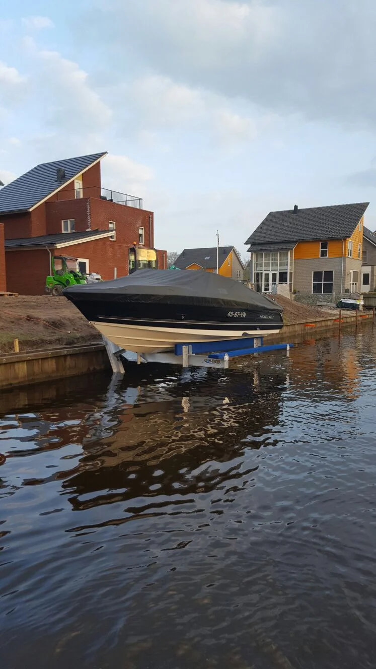 boat lift, boathouse lift, bootlift, boot lift, boatlifting systems, bootslift, schiffshebewerk, bådehus lift, båd elevatorer, båd lift, elevador marítimo, boatlift, elevador de barcos