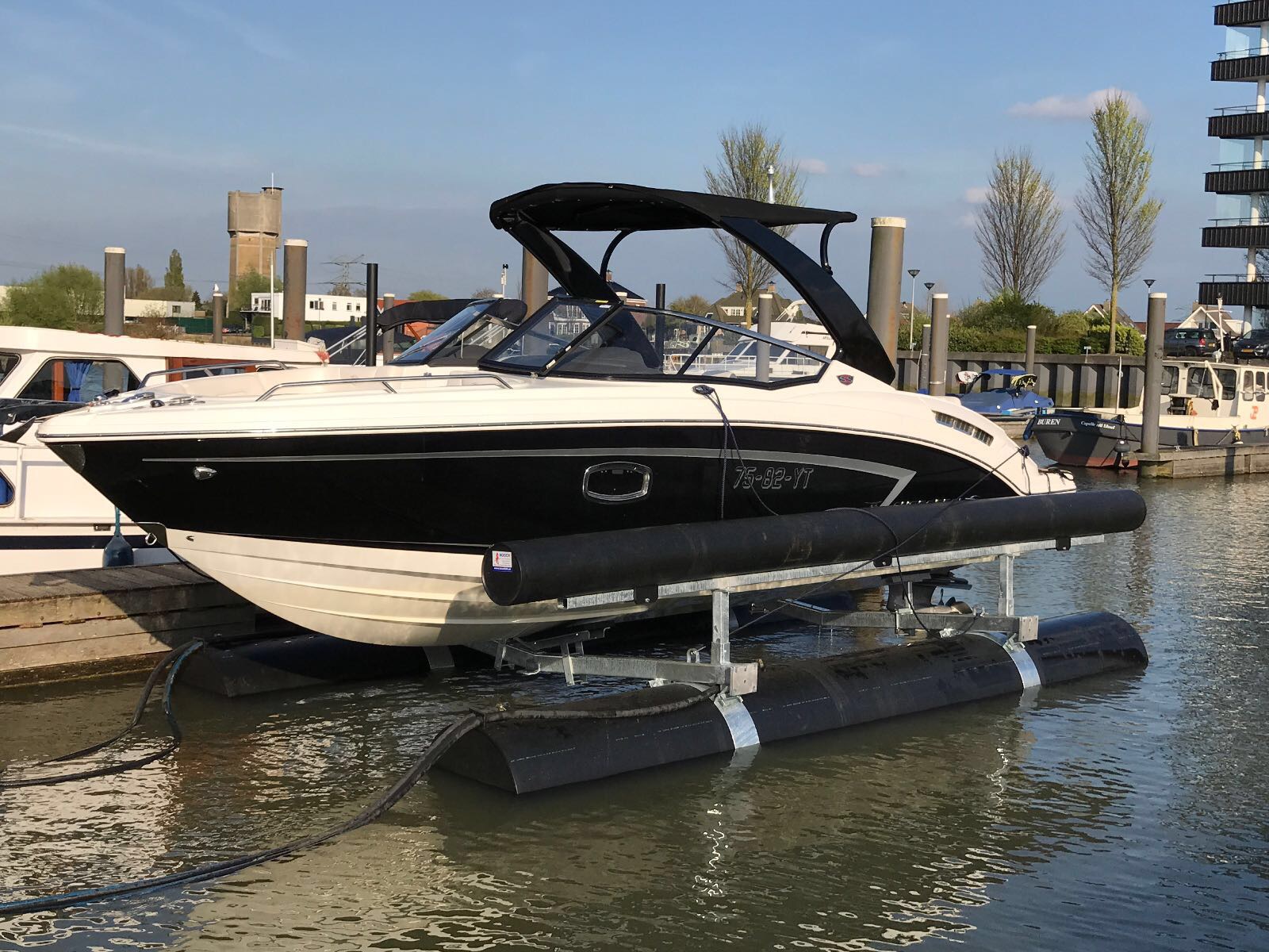 Boatlift, Drijvende boatlift, schwimmende bootslift, drijvende bootlift, floating boatlift, bootlift, boot lift, boatlifting systems, bootslift, schiffshebewerk,