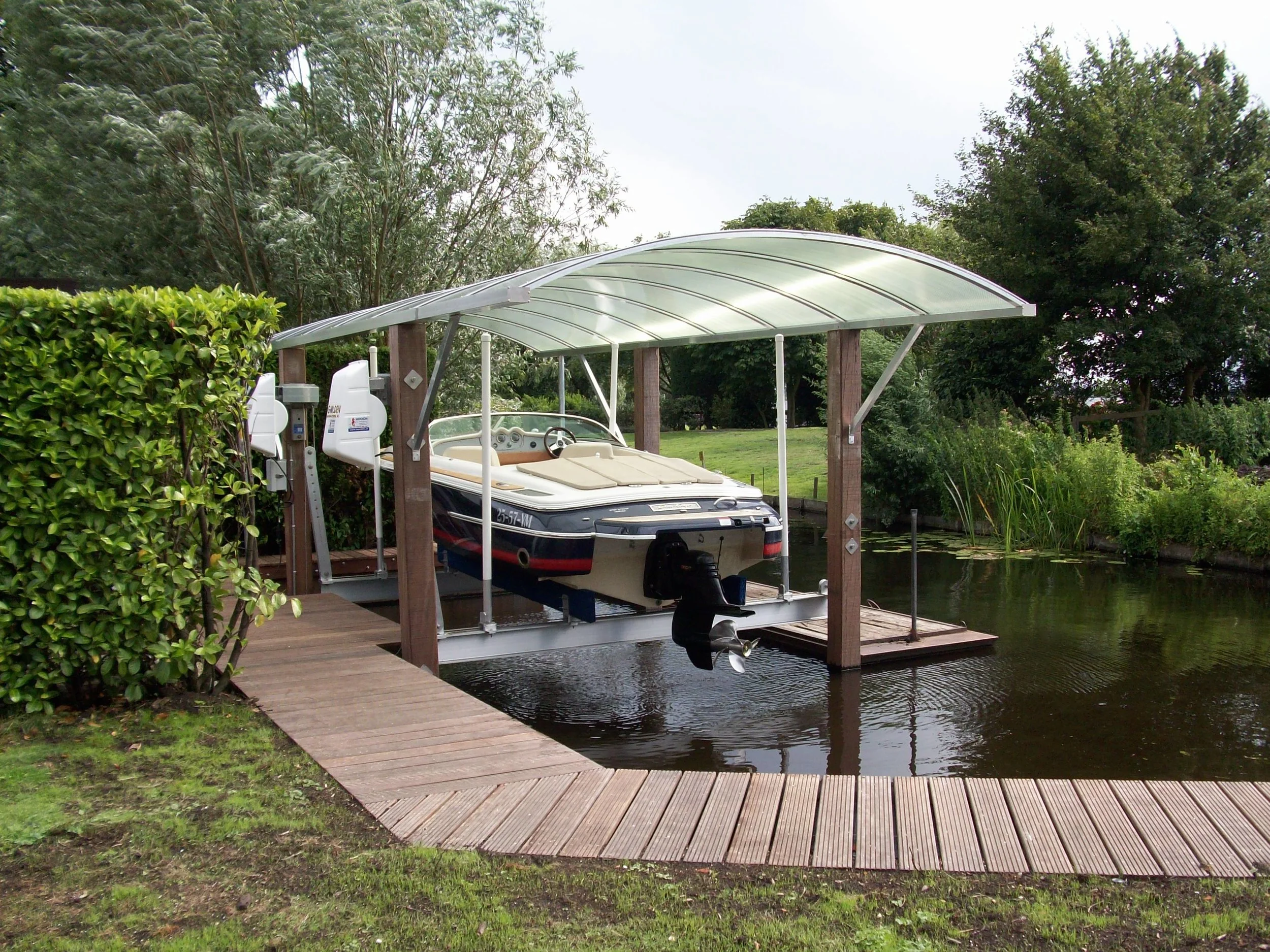 Gatorvator 4-post boatlift with canopy