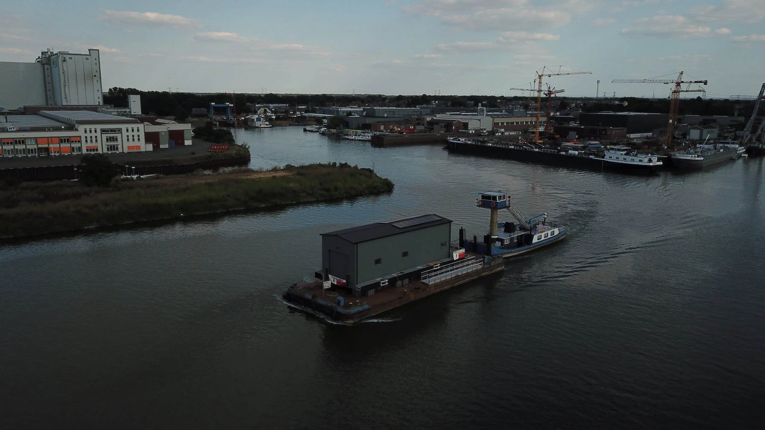 Drijvend boothuis op transport.JPG