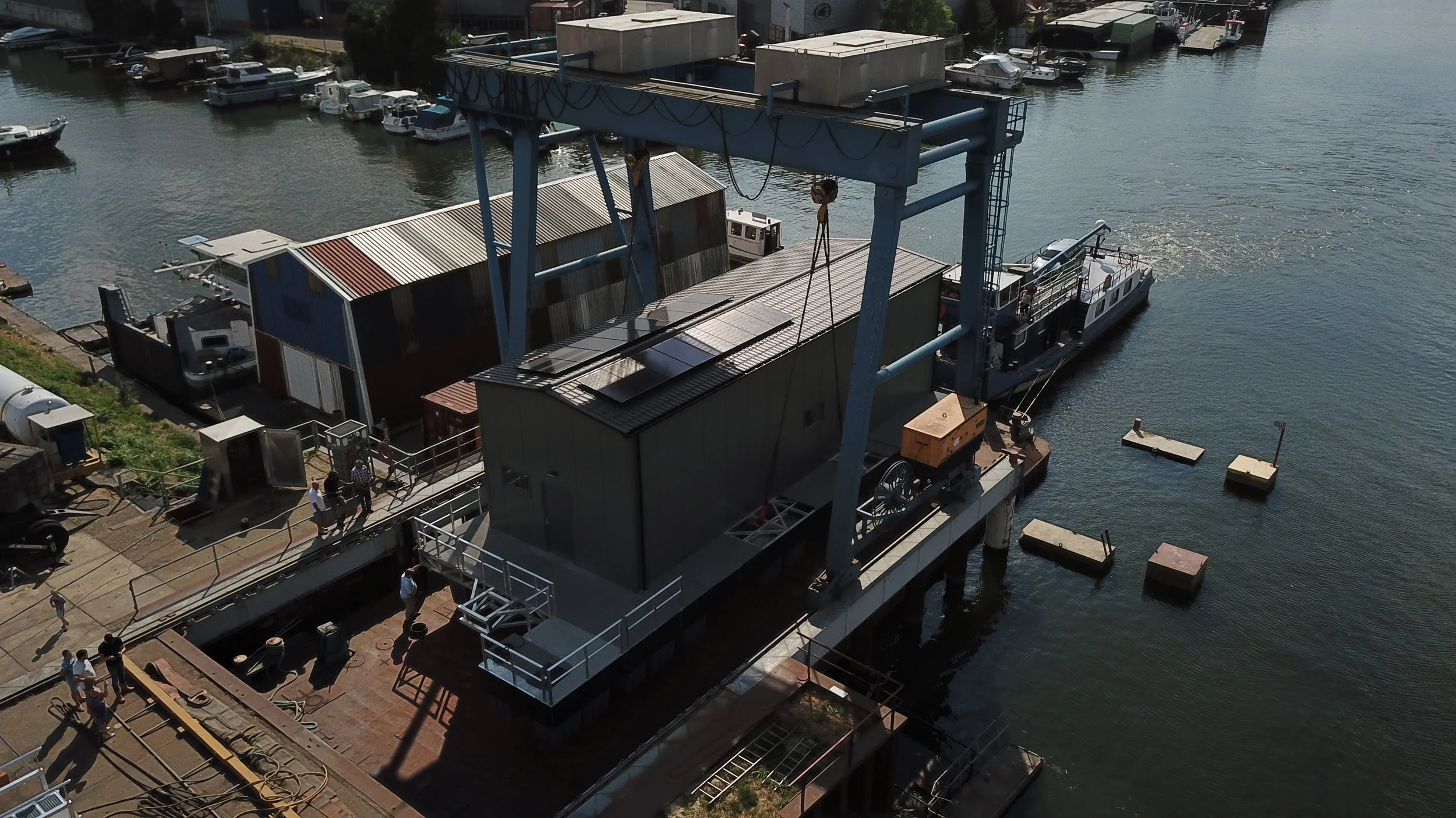 Hijsen van het boothuis.JPG