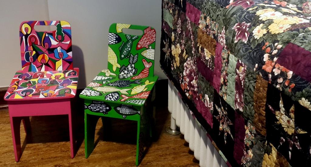 "Cher rouge" "School chair" from artyfacts: Emily rietveld. Quilt: "floral dreams": janine rietveld
