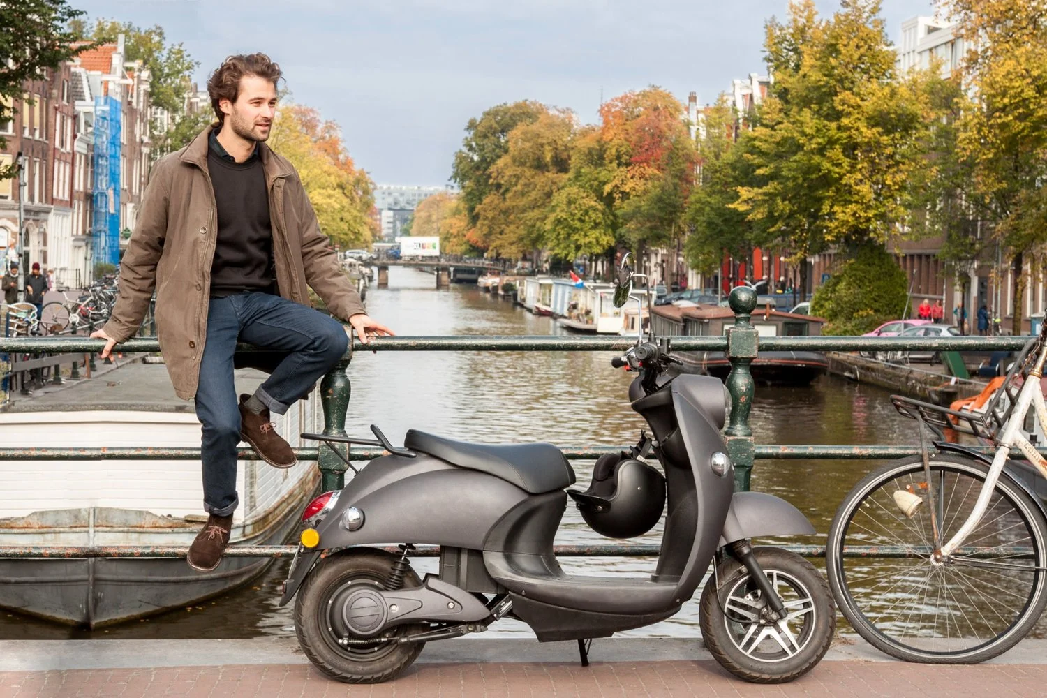  Een 3000-watt midnight black unu geparkeerd langs een gracht in de Jordaan in Amsterdam