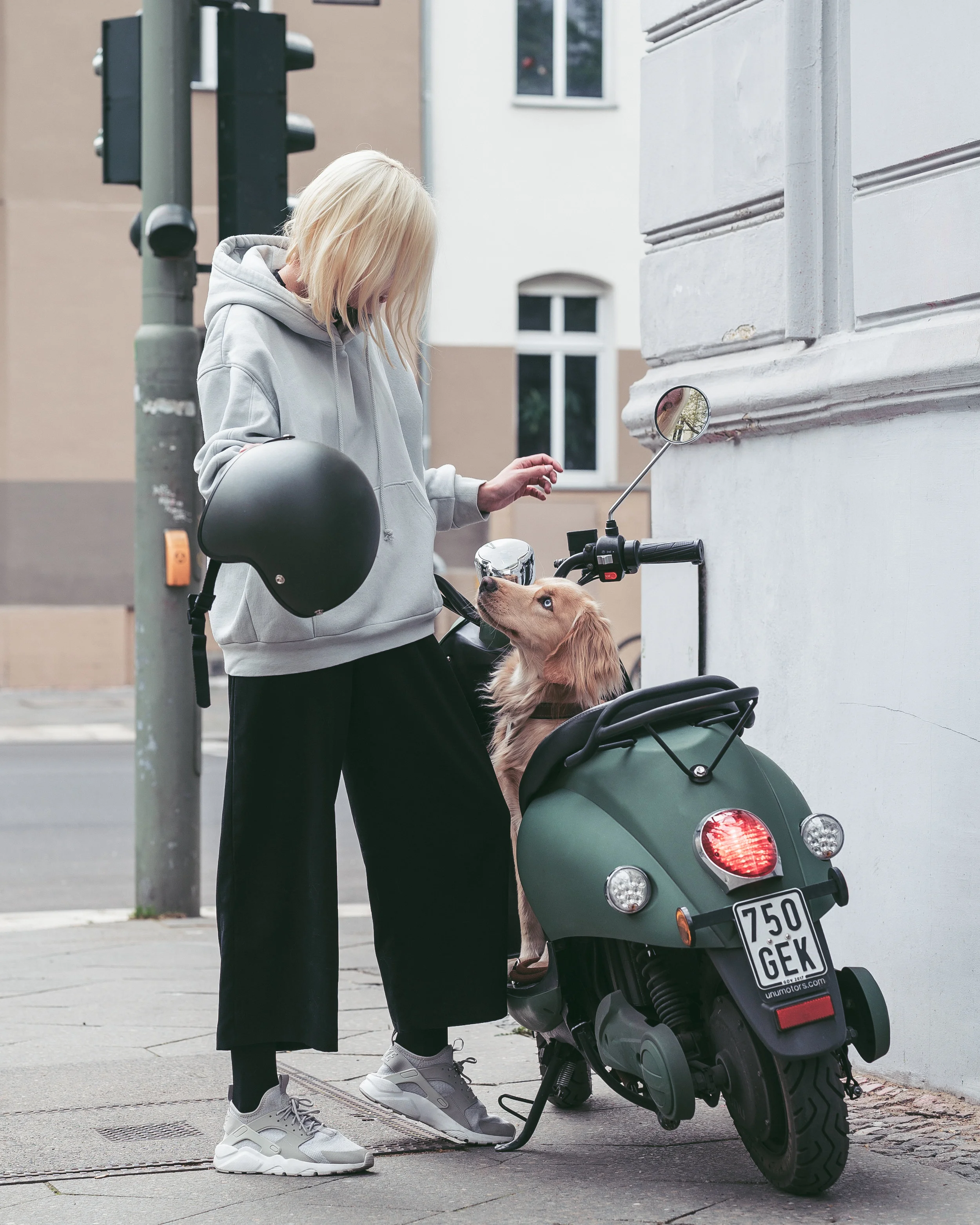 unu and Liz have shared a close connection for over years. Liz uses her unu Scooter Classic to discover new places in her home city, Berlin.