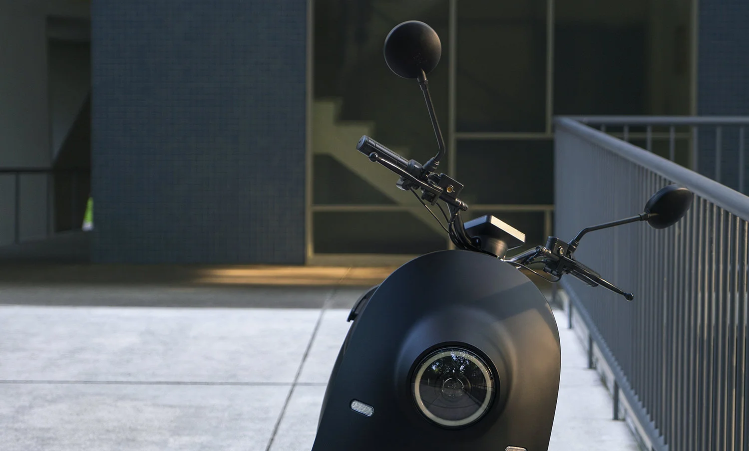 The unu Scooter at the Oscar Niemeyer House