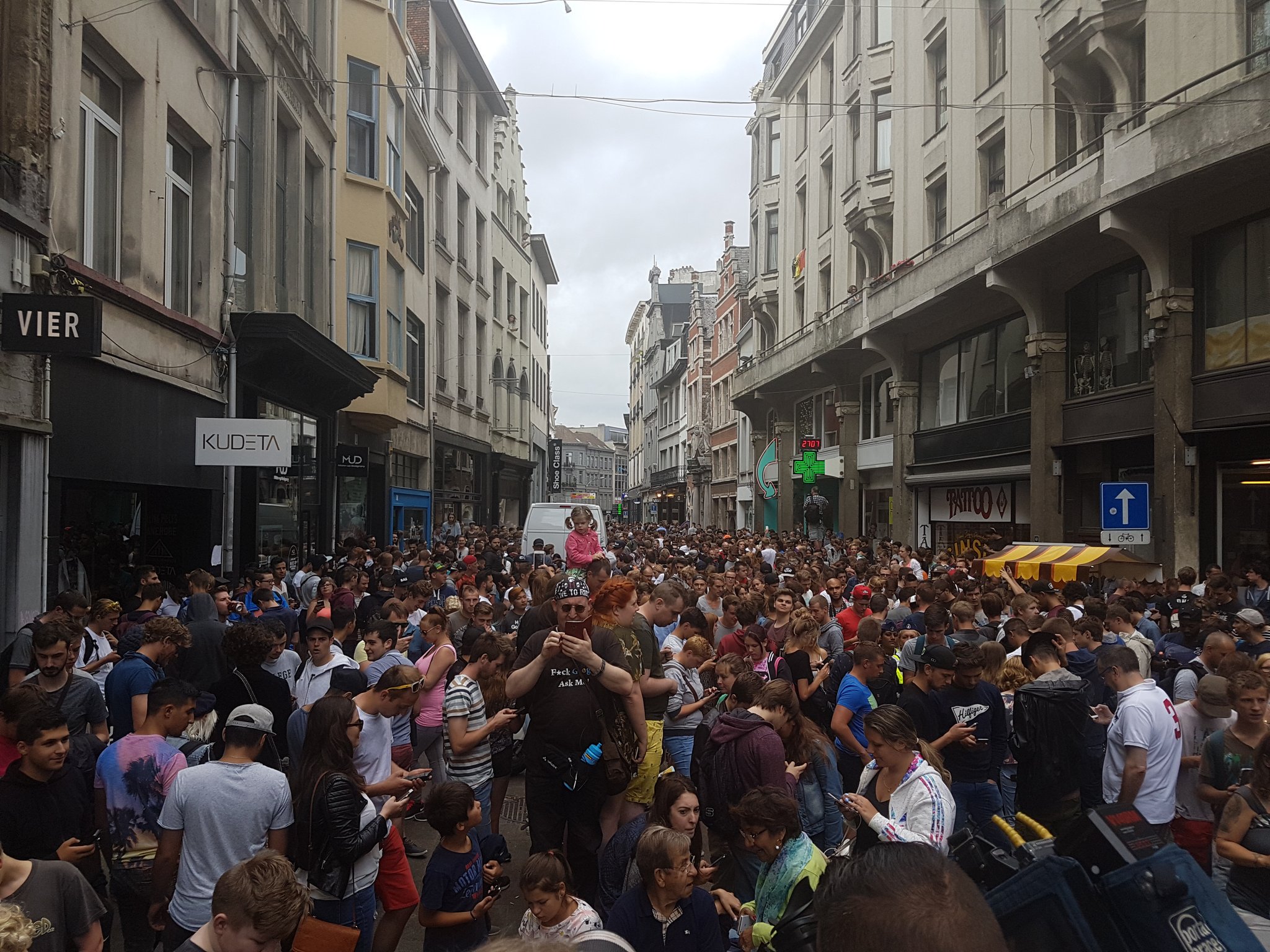 1000 Pokémon hunters gather in the Kammenstraat