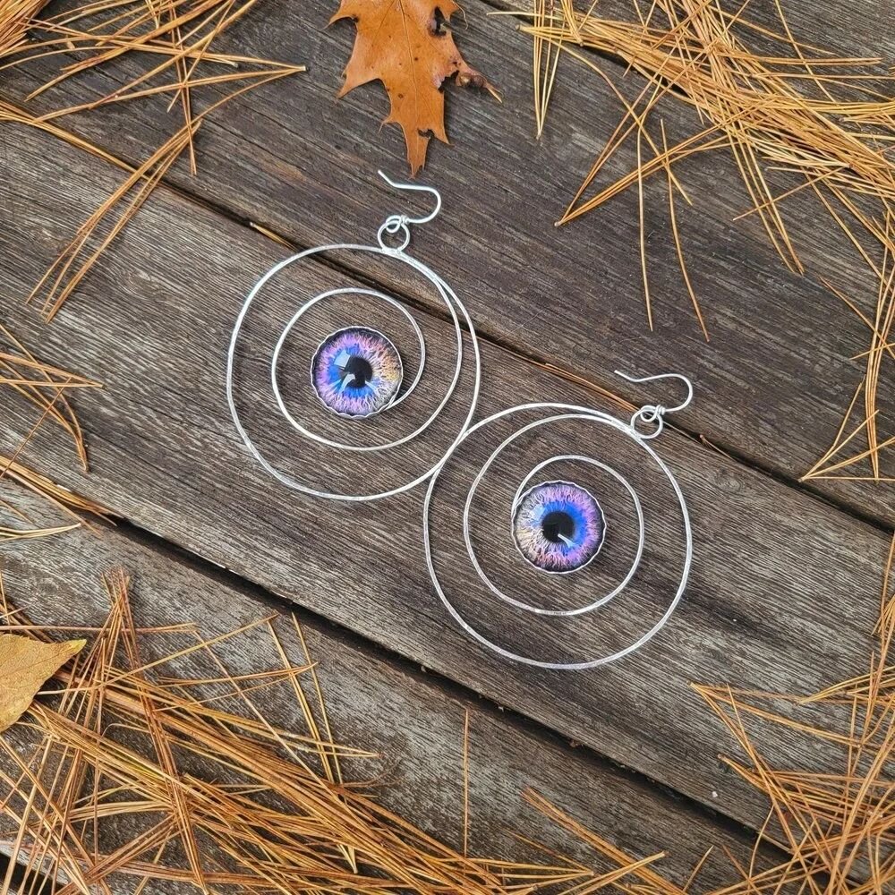 I only have eyes for you 👀 #HypnoticHoops

Funky sterling silver hand fabricated designs are waiting for you...
.
.
.
.
.
#ialwaysfeellikesomebodyswatchingme #ionlyhaveeyesforyou #GypsumHollowClassic #gypsumhollow #oversizedearrings #statementearrin