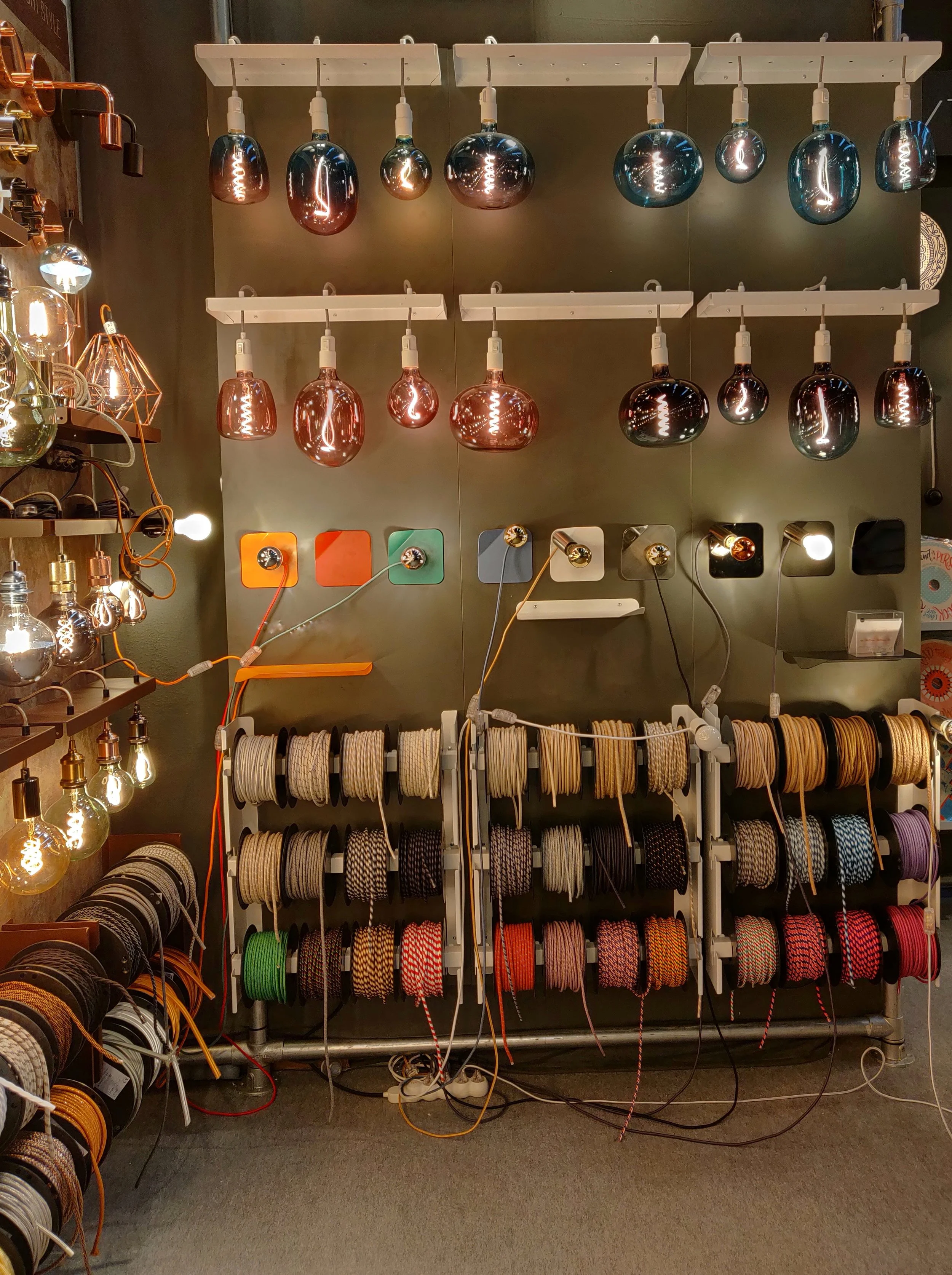 It’s a lighting wonderland! Flashy cloth cords, beautifully shaped LED bulbs, metallic pendants and yes, magnetic light fixtures!