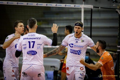 Volley, Arthur Szwarc operato al ginocchio