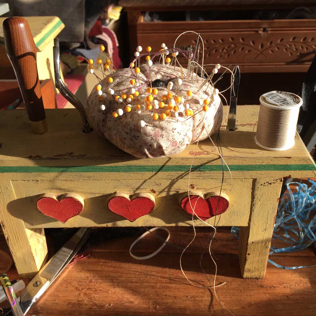 pin cushion and tool stand for making a hooked rug