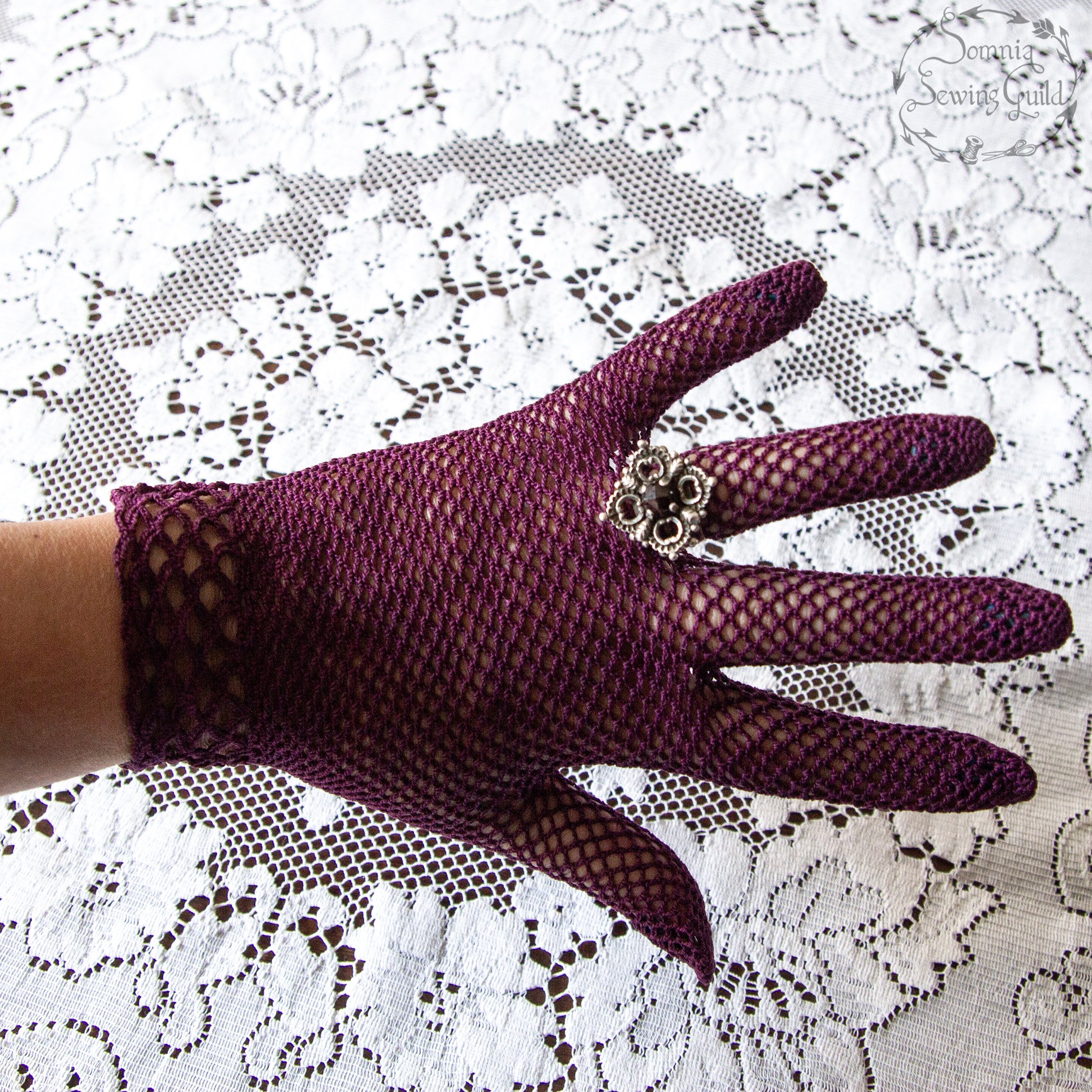 somnia-sewing-guild-gloves-vintage-purple-010-26-08-07-07.jpg