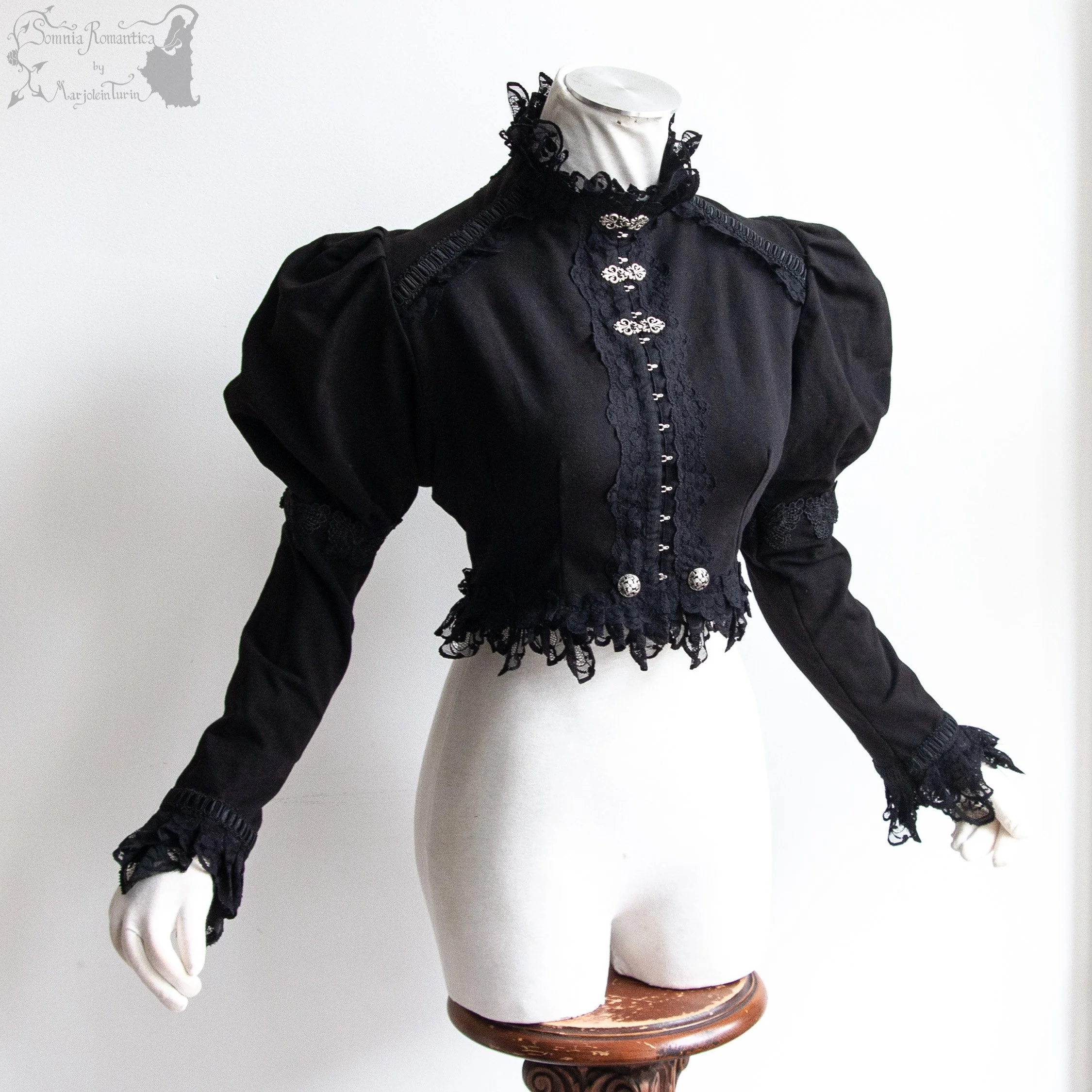 Crop top black tricot, S-M, pre-loved Somnia Romantica 2026
