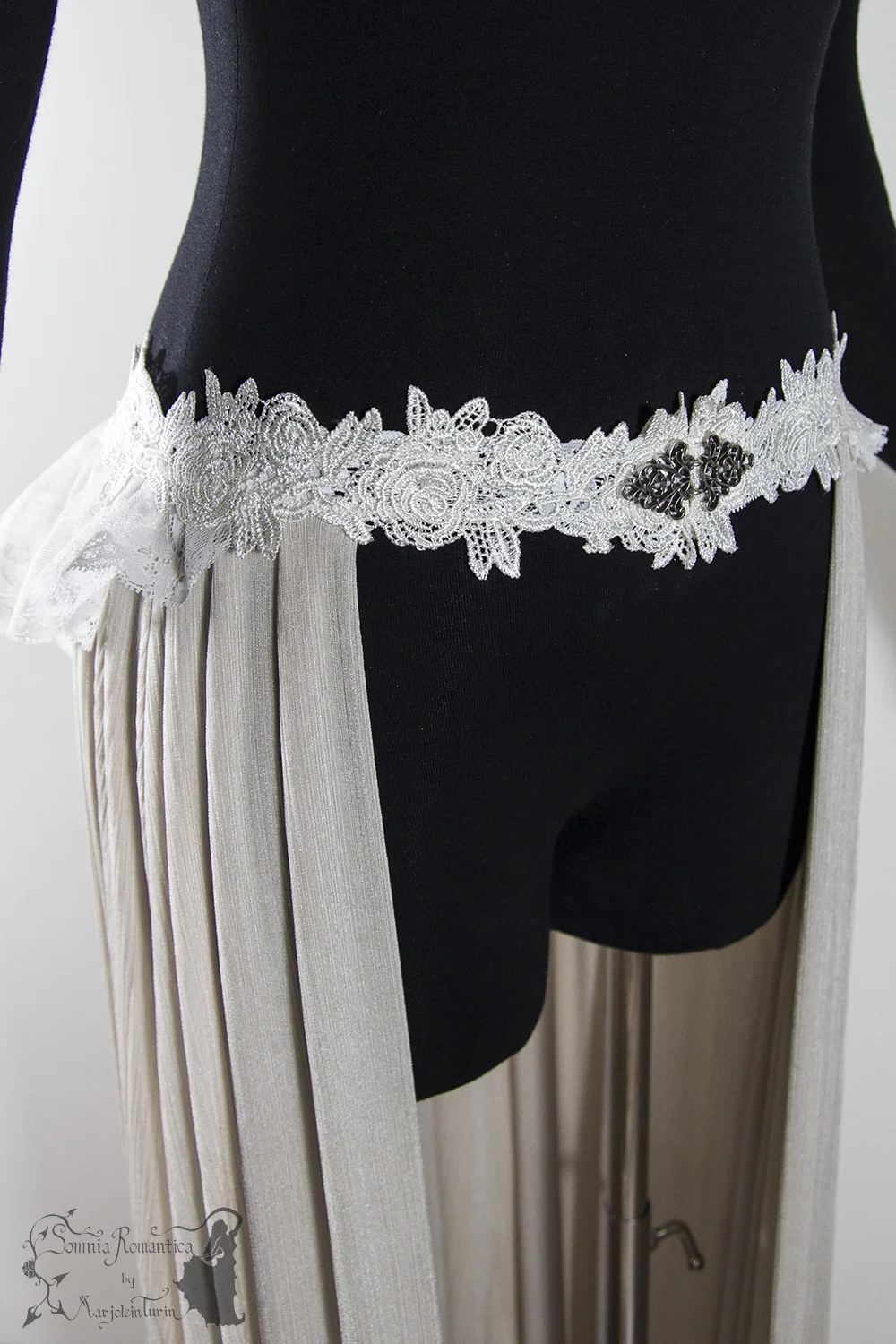 A1709SKLIV39-somnia-romantica-marjolein-turin-front-close.jpg