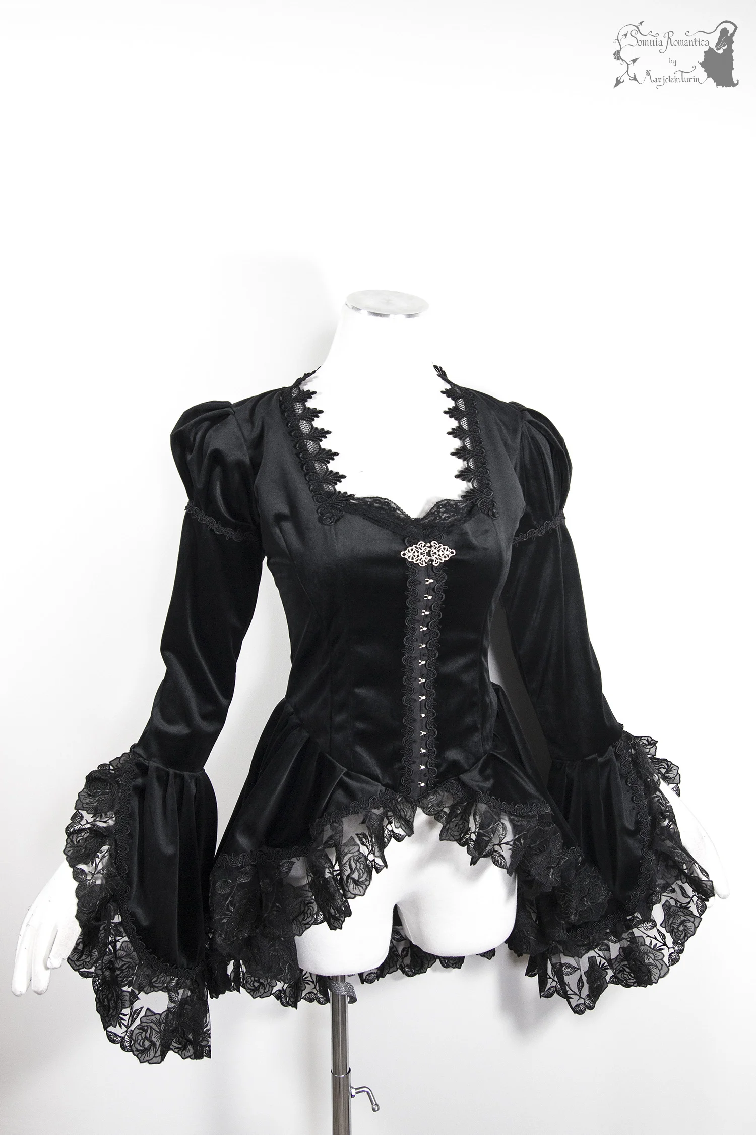 A1806BLMBK37-somnia-romantica-marjolein-turin-2018-06-24-front-angle.jpg